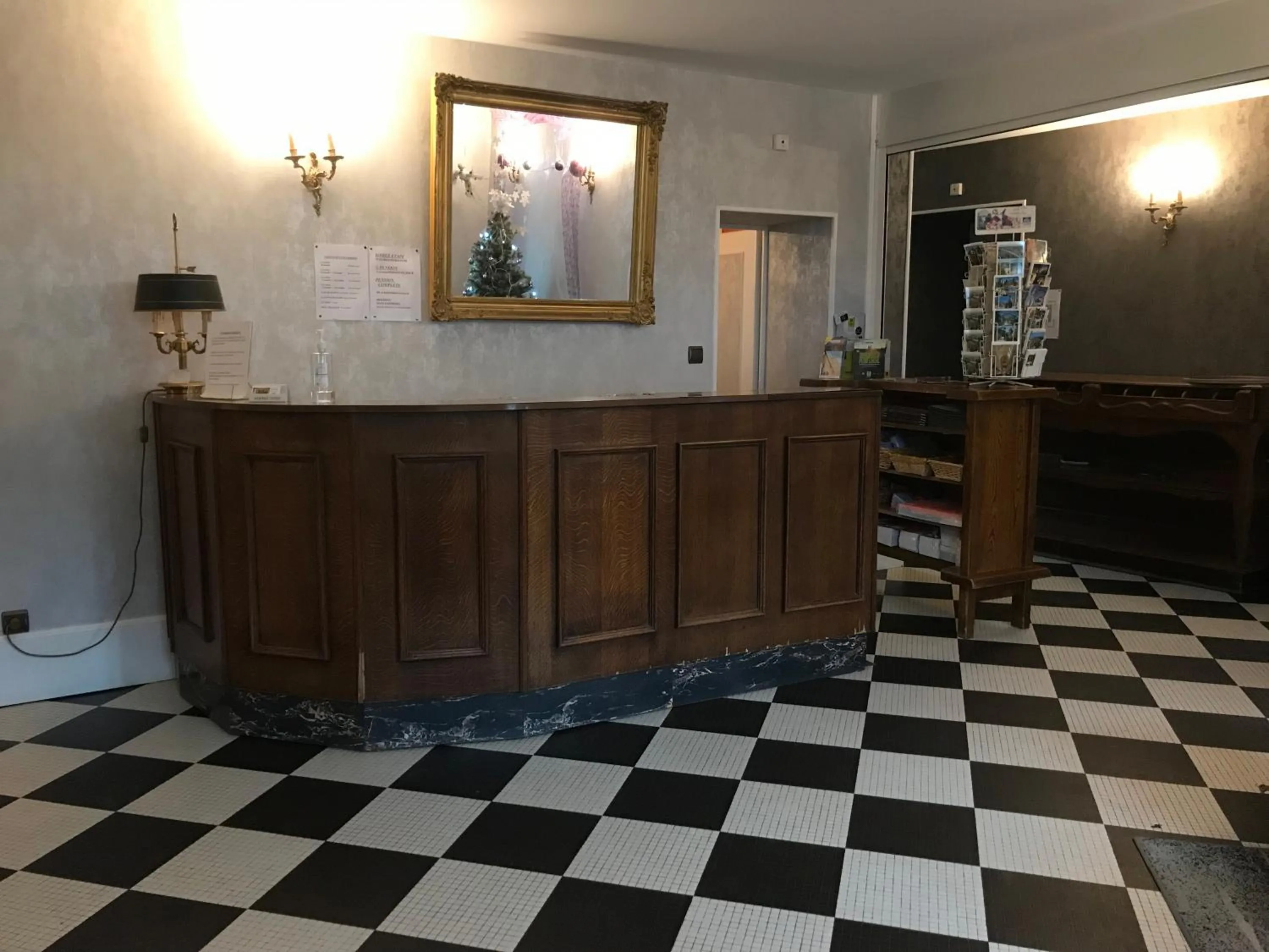 Lobby or reception in Logis hotel Saint-Joseph