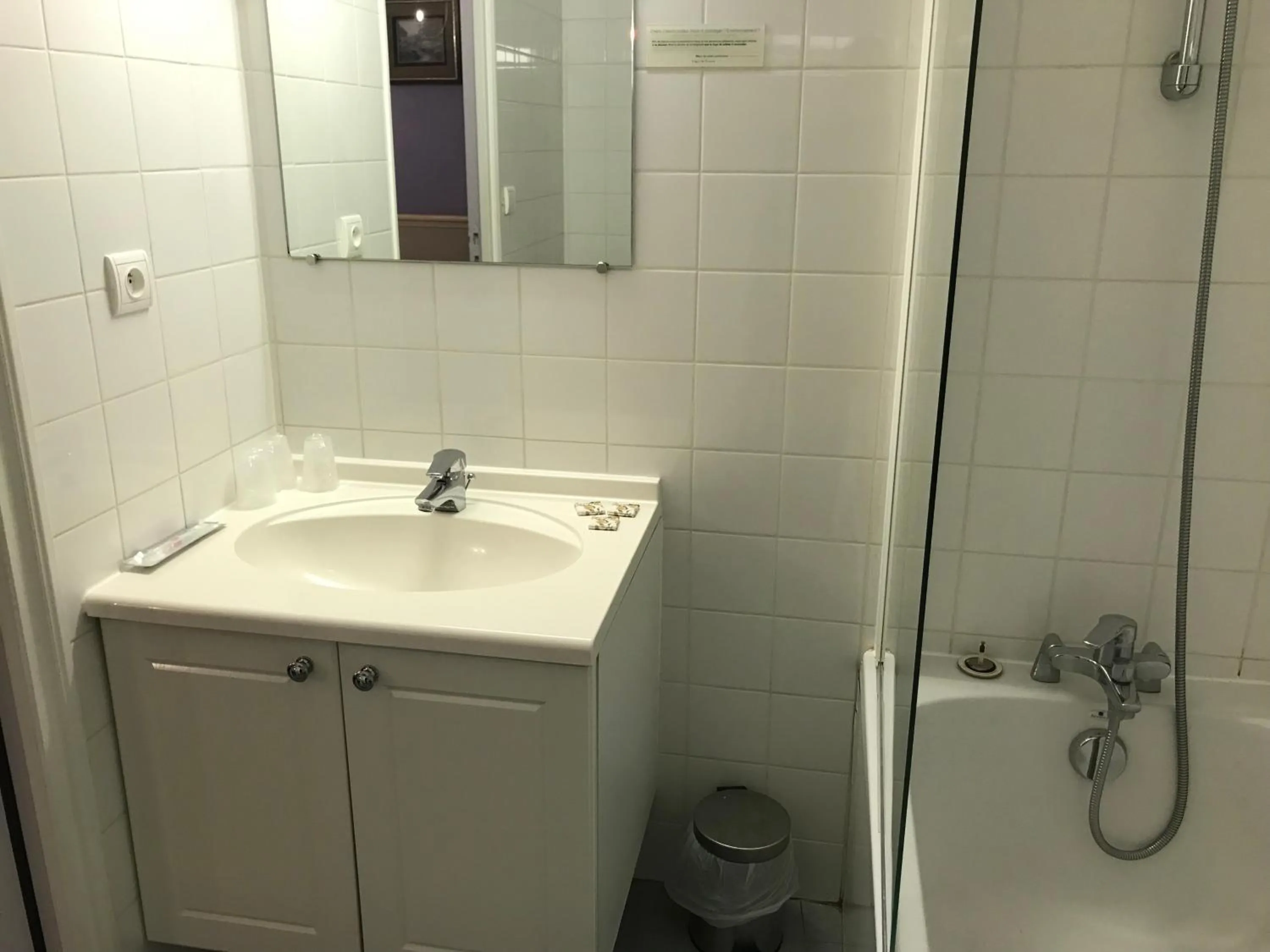 Bathroom in Logis hotel Saint-Joseph