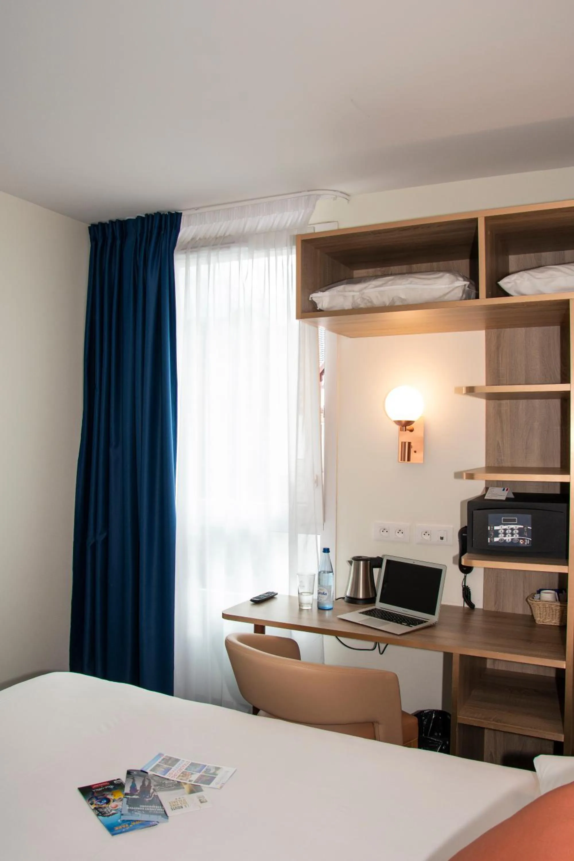 hair dresser, Bed in K Hotel