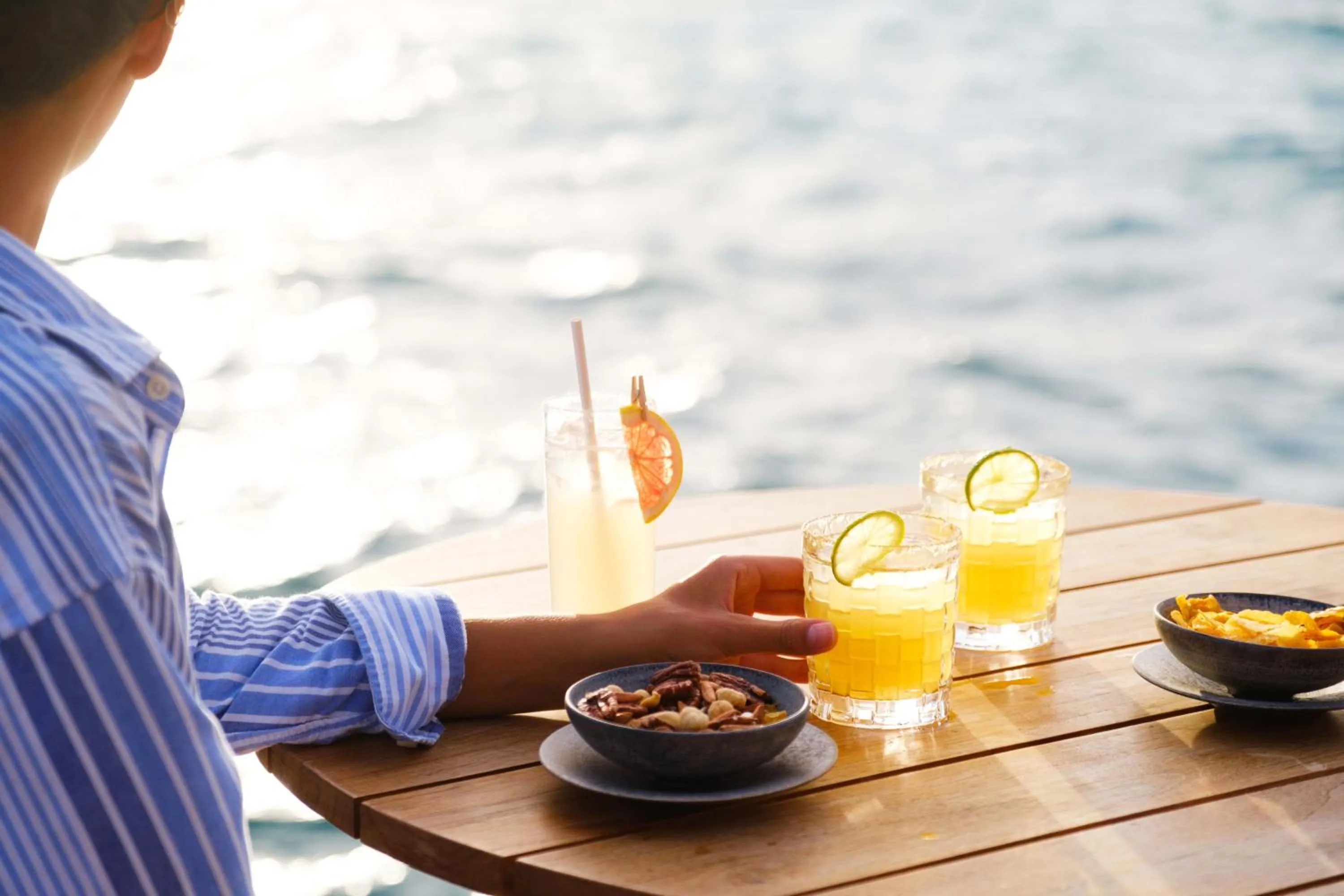 Lounge or bar in The Standard, Huruvalhi Maldives