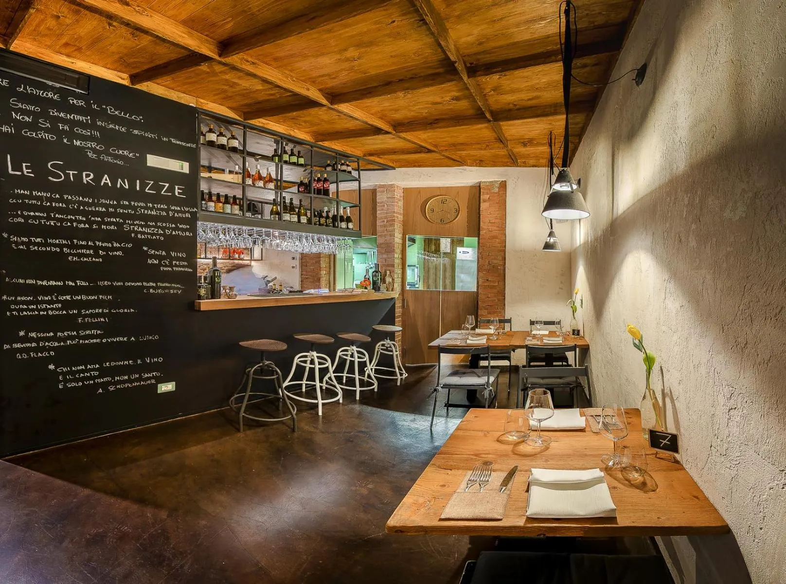 Restaurant/places to eat in Cantine De Gregorio Suites