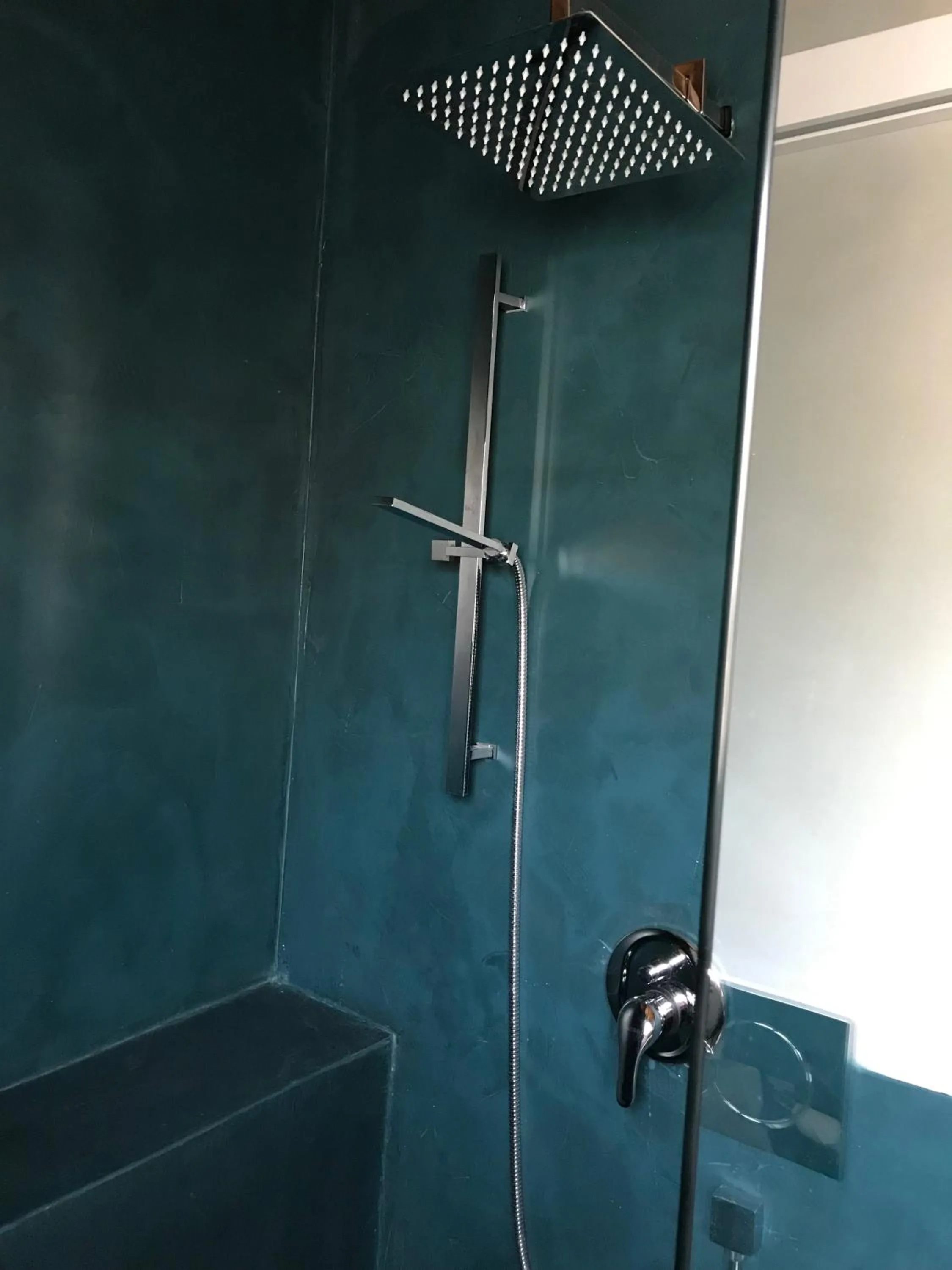 Shower in Cantine De Gregorio Suites