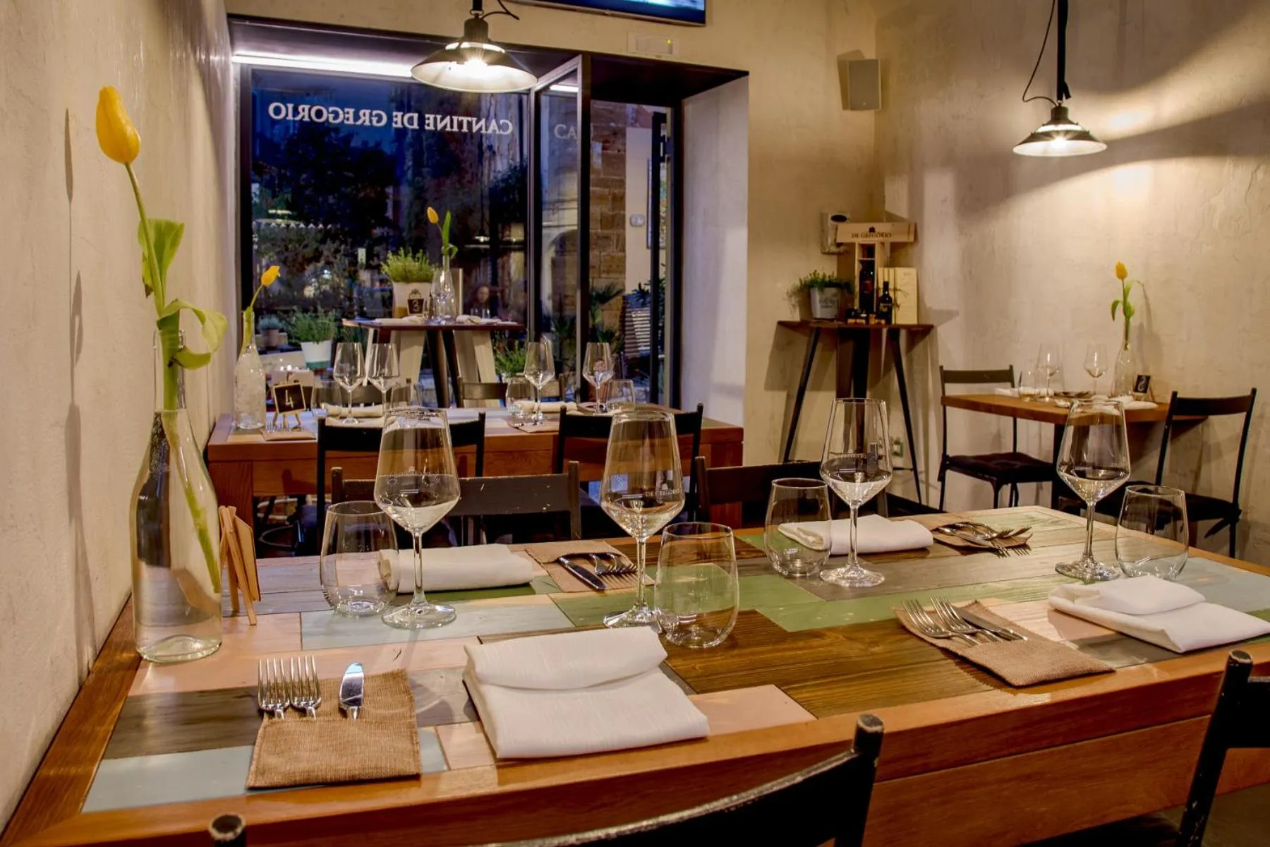 Restaurant/places to eat in Cantine De Gregorio Suites