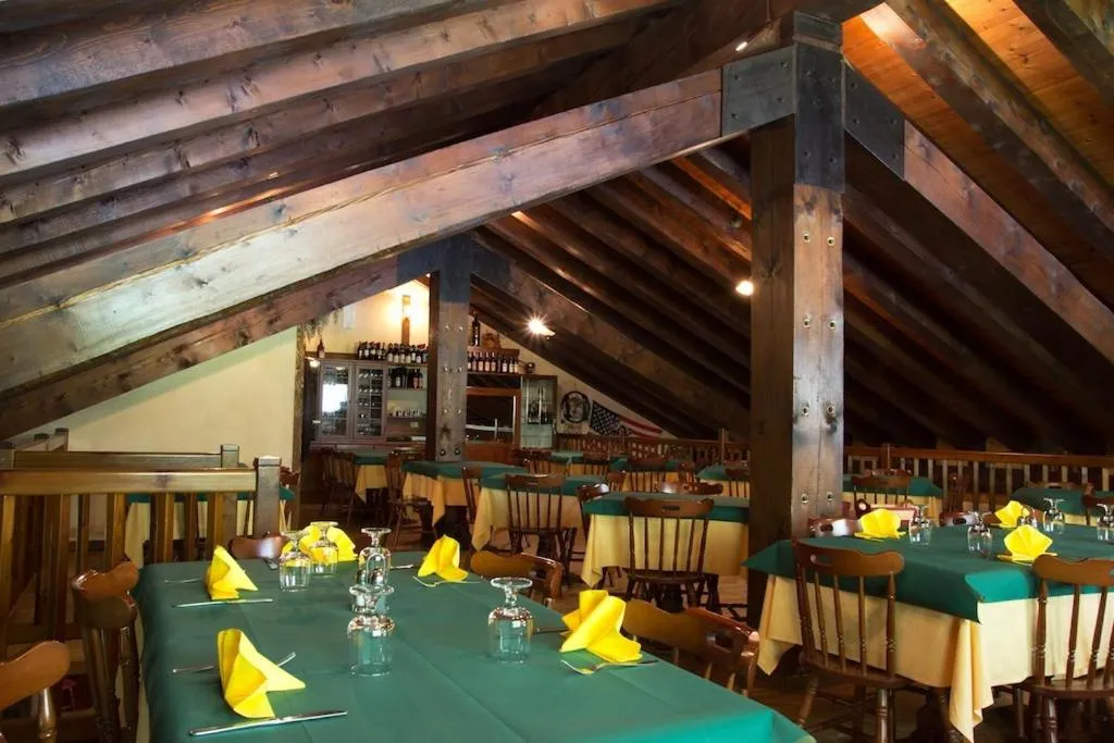 Restaurant/places to eat in Hotel California