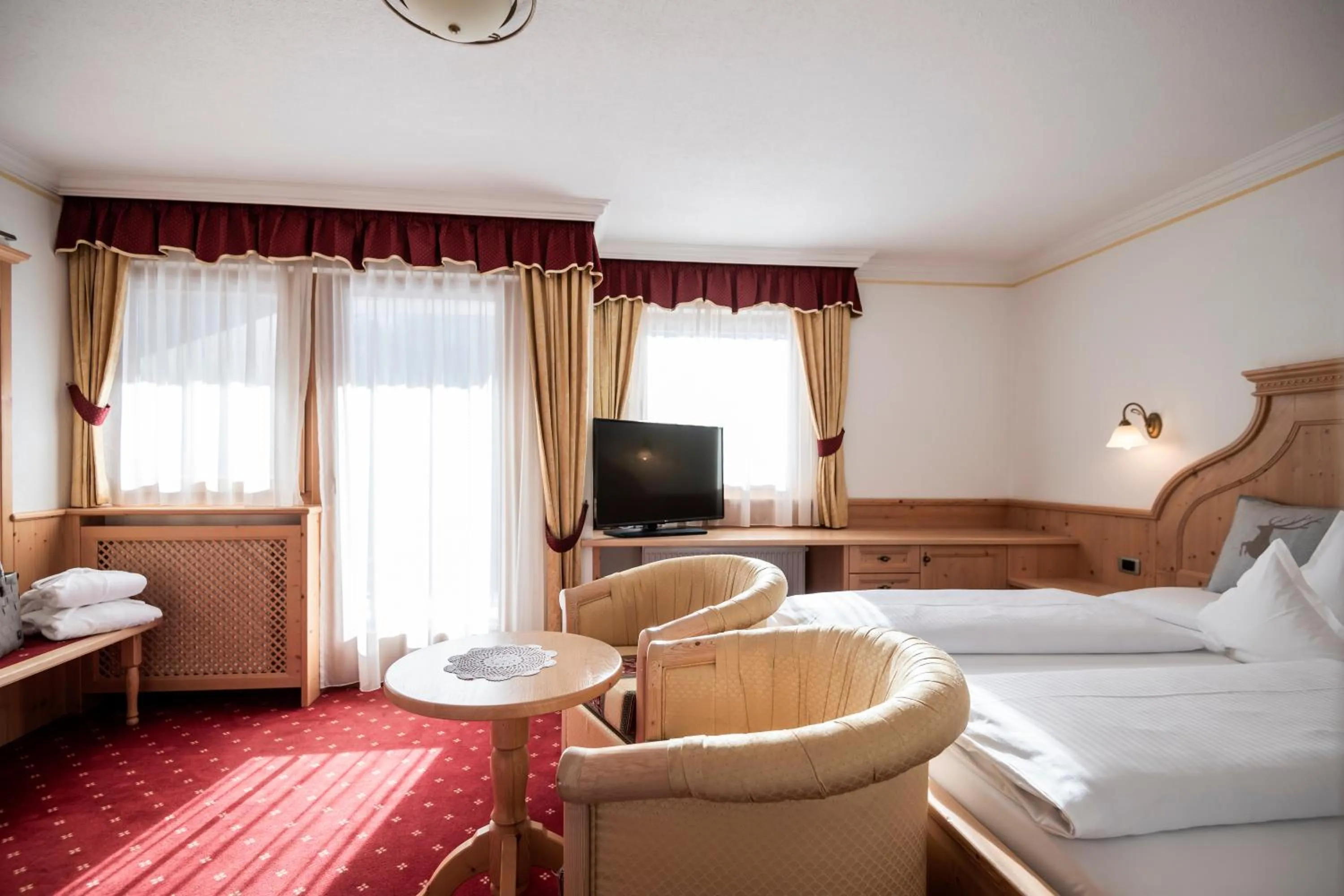 Photo of the whole room, Bed in Plan Murin - Authentic Dolomites Hotel