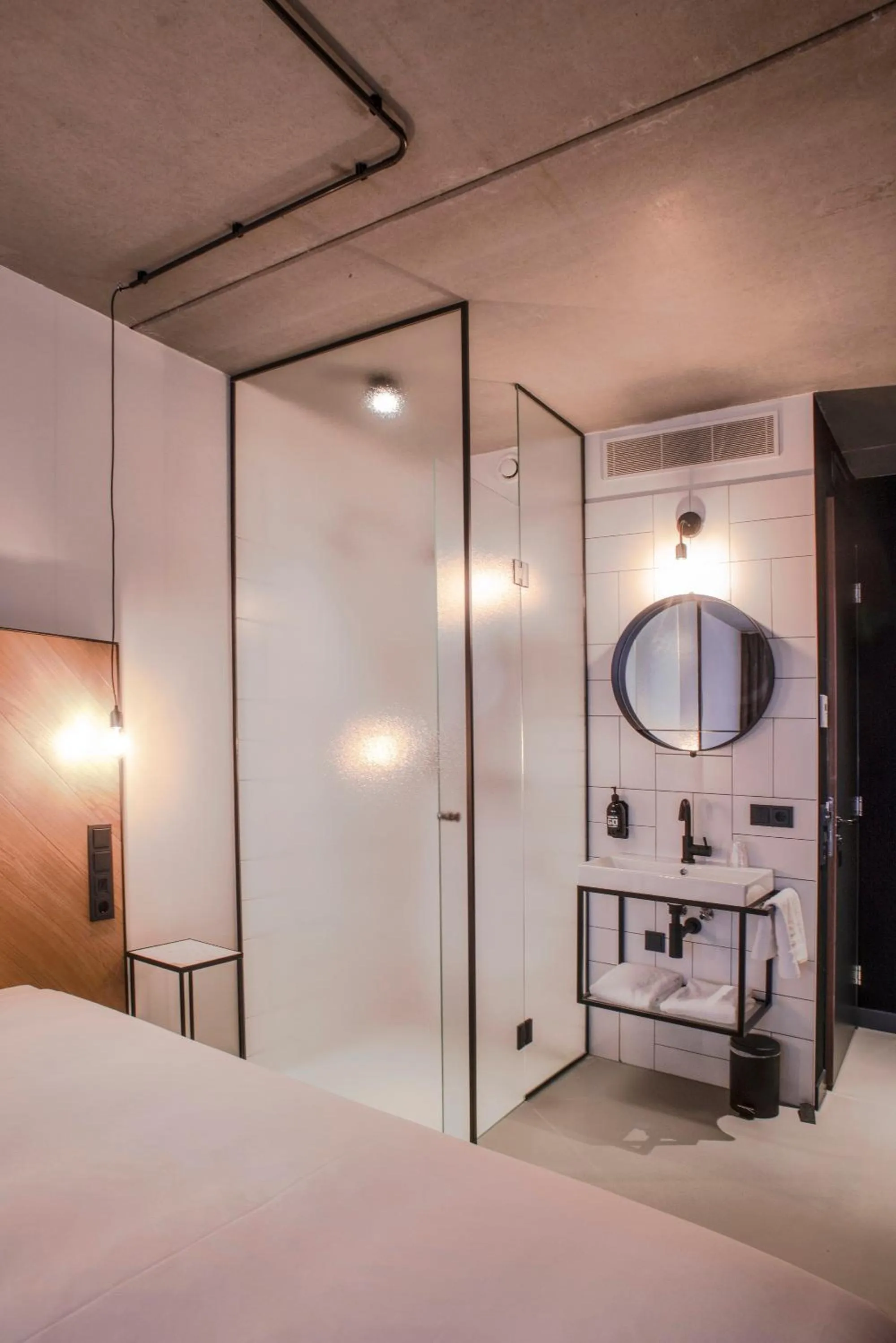 Bathroom, Bed in Hotel the Match