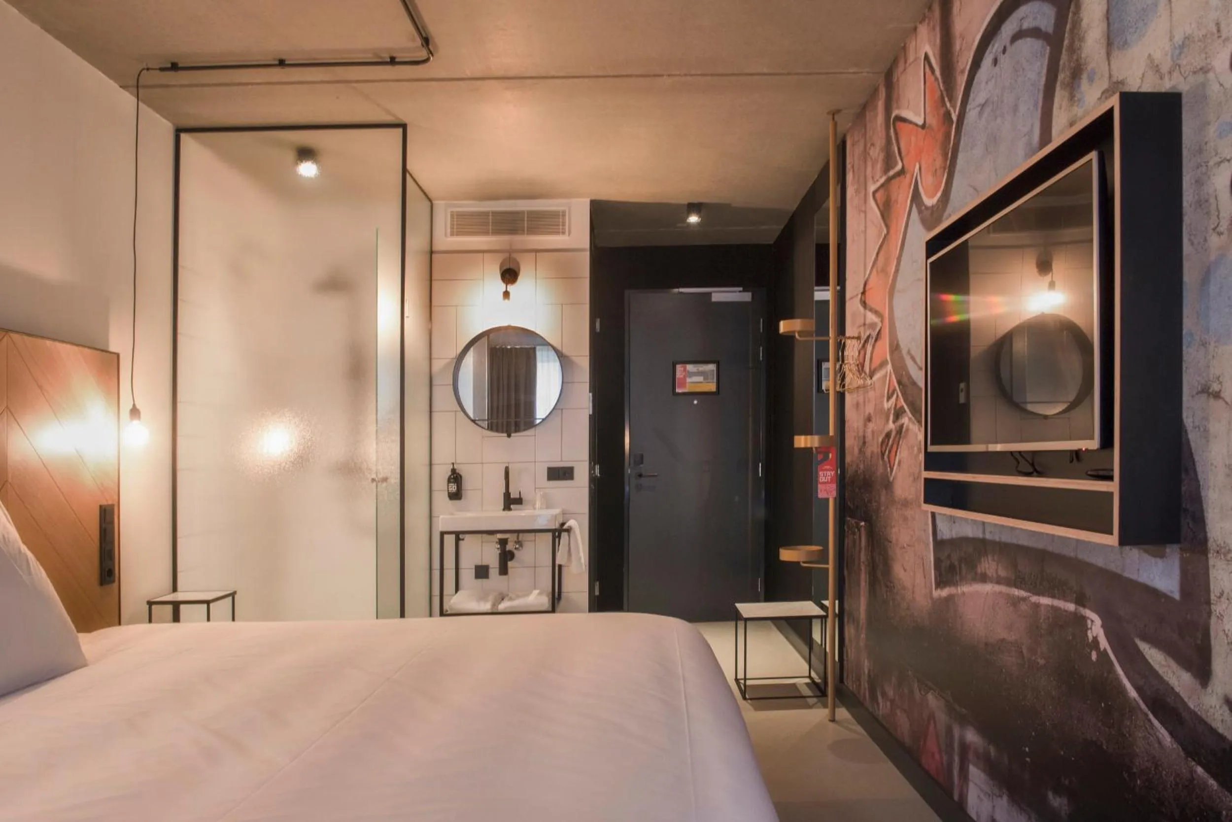 Photo of the whole room, Bed in Hotel the Match