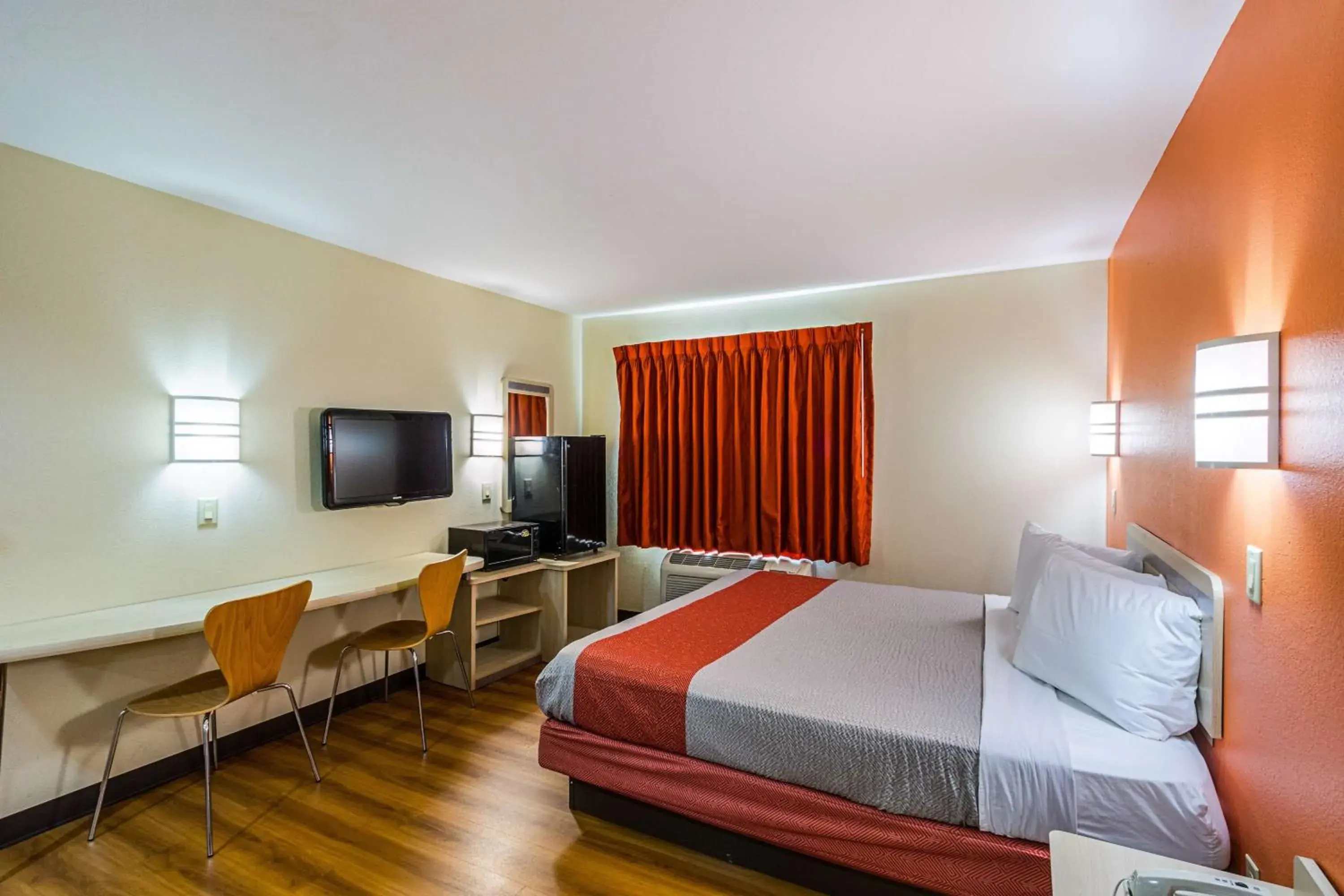 King Room - Smoking in Motel 6-Urbana, IL King Room - Smoking in Motel 6-Urbana, IL