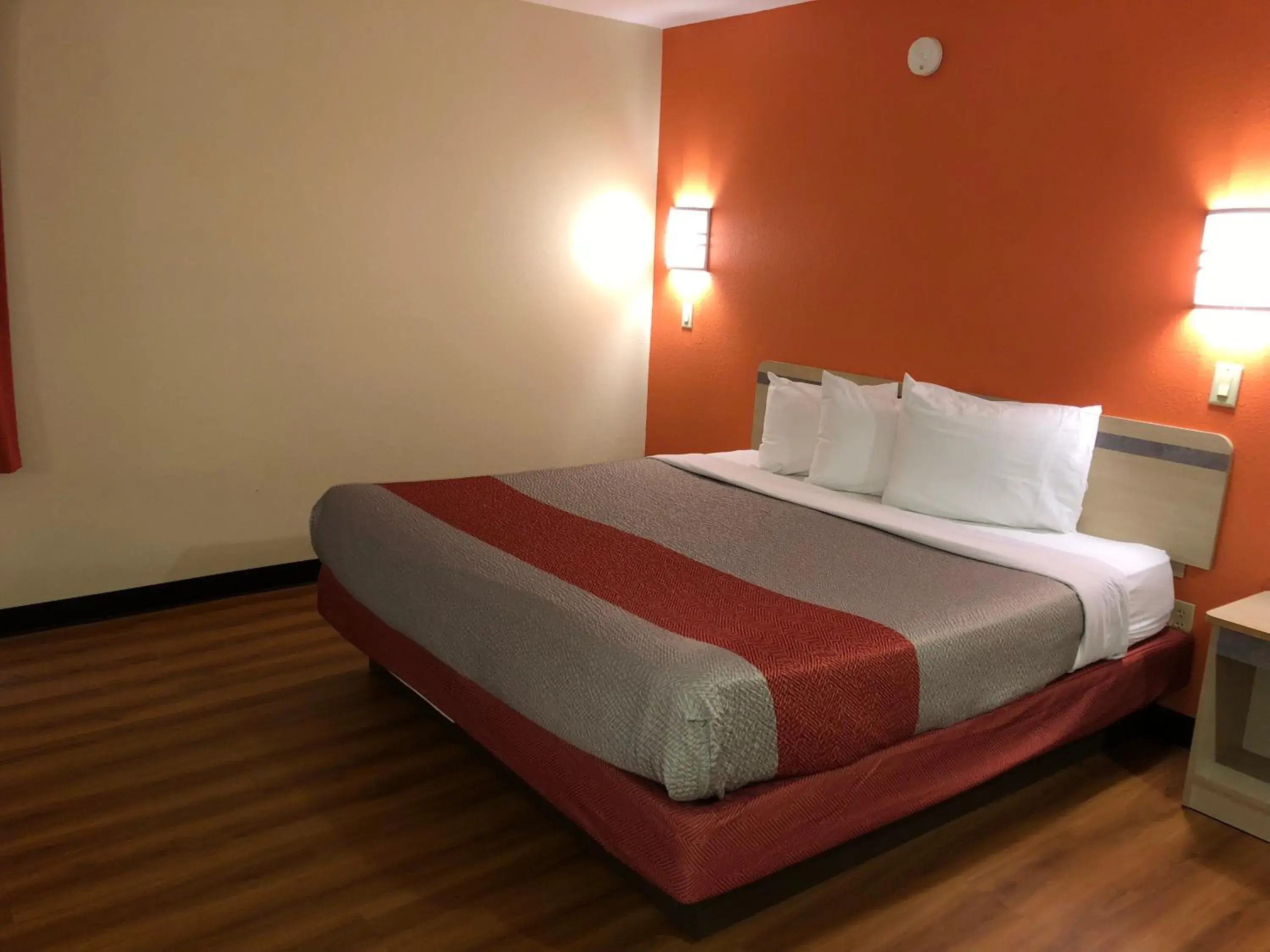 King Room - Disability Access - Non-Smoking in Motel 6-Urbana, IL King Room - Disability Access - Non-Smoking in Motel 6-Urbana, IL