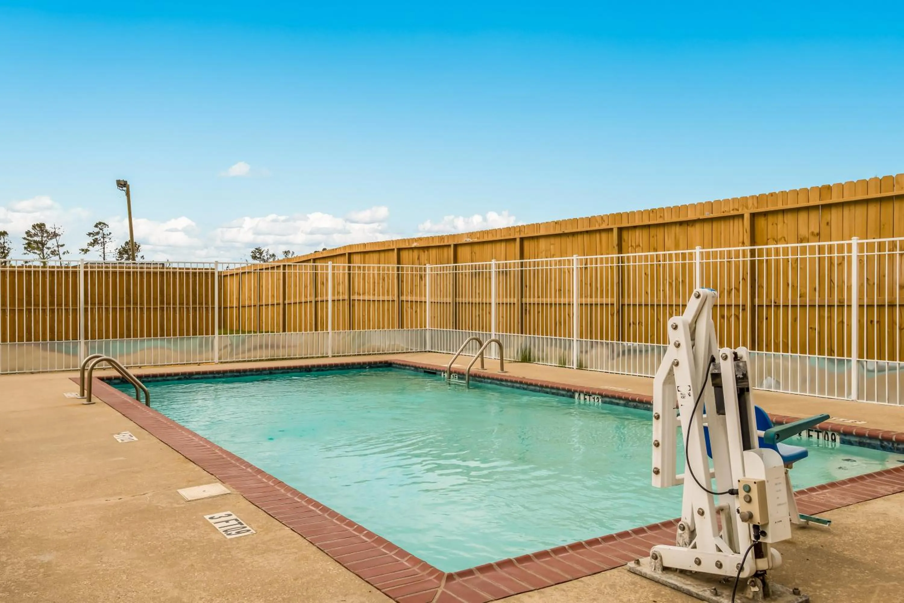 Swimming pool in Red Roof Inn & Suites Lake Charles