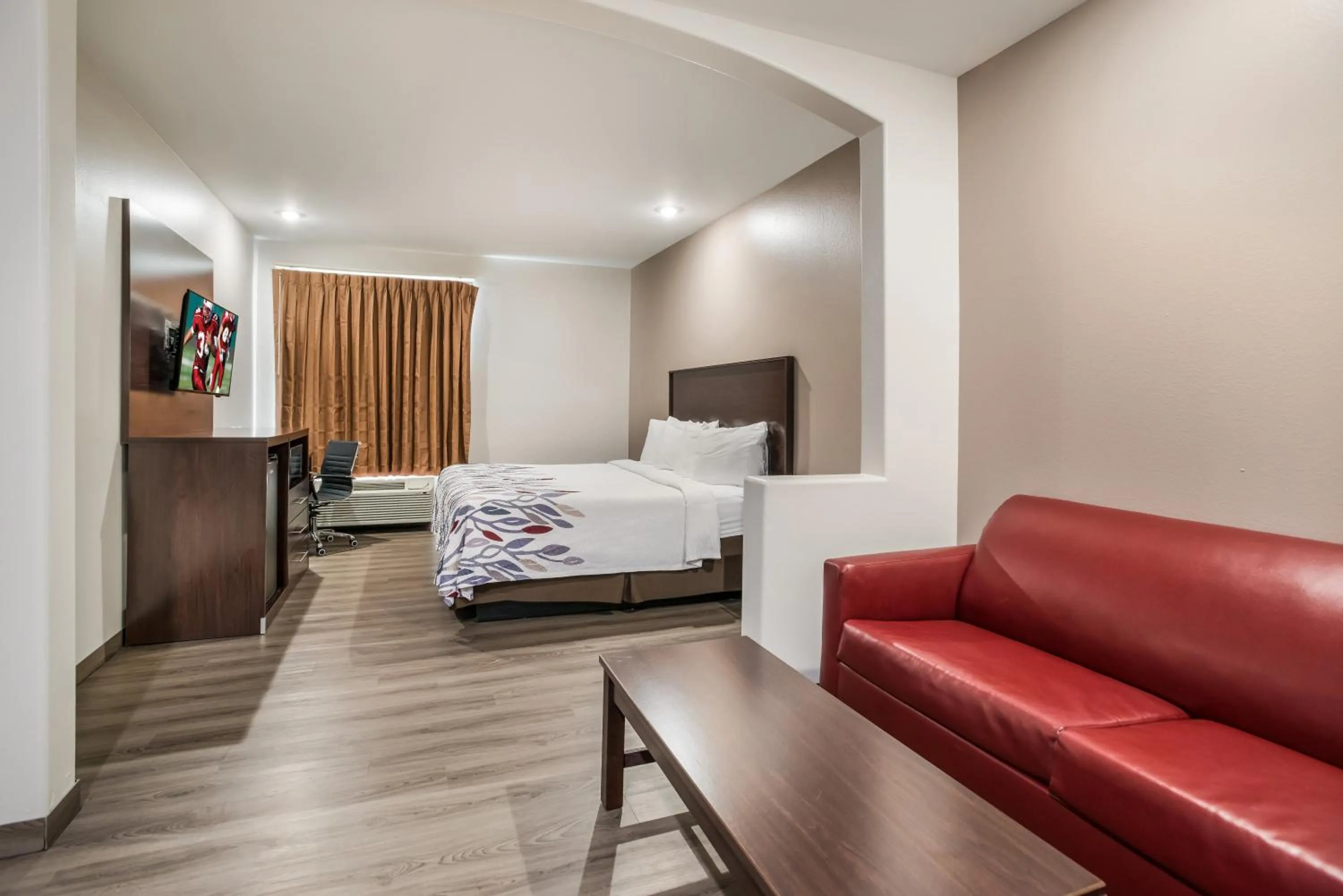 Photo of the whole room, Bed in Red Roof Inn & Suites Lake Charles