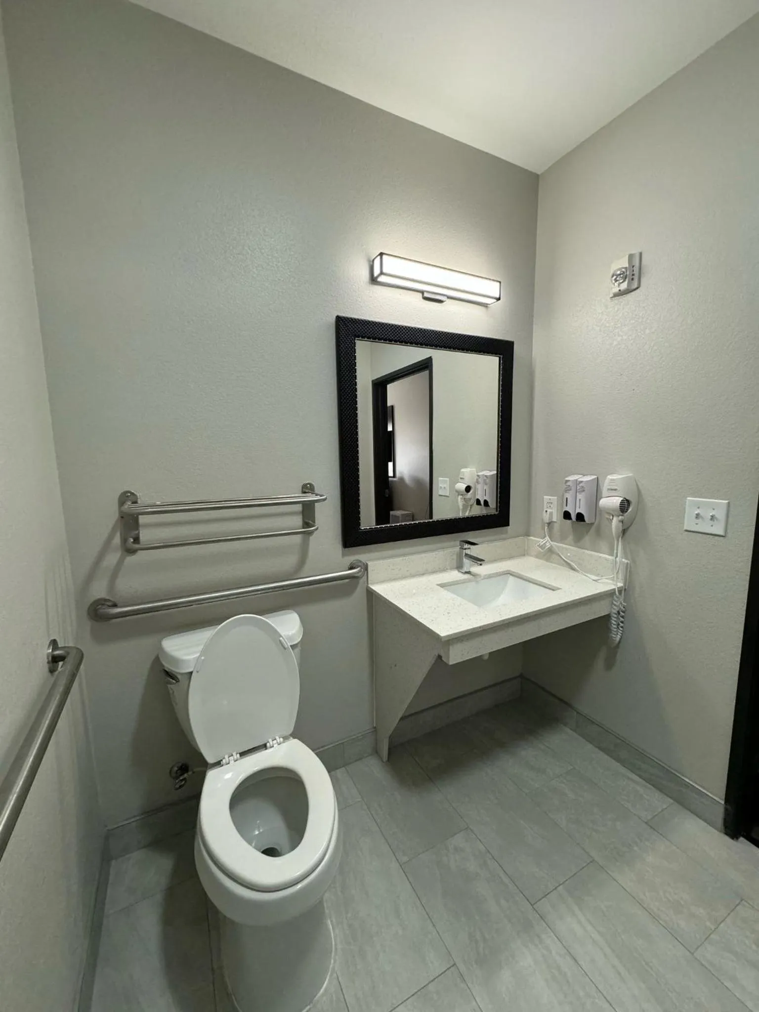 Bathroom in Red Roof Inn & Suites Lake Charles