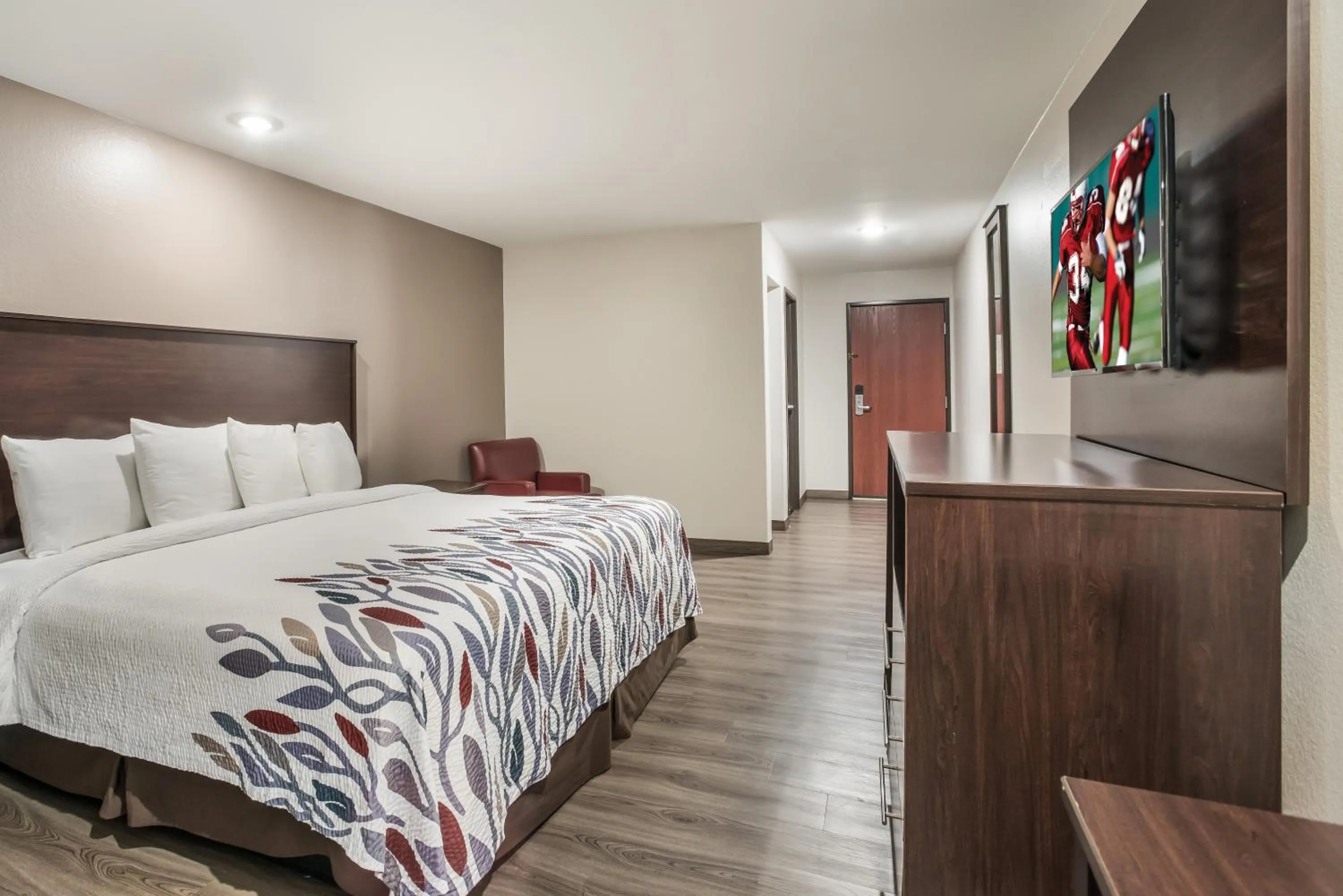 Photo of the whole room, Bed in Red Roof Inn & Suites Lake Charles