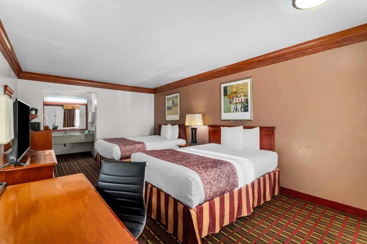 Photo of the whole room, Bed in Scottish Inns - Decatur