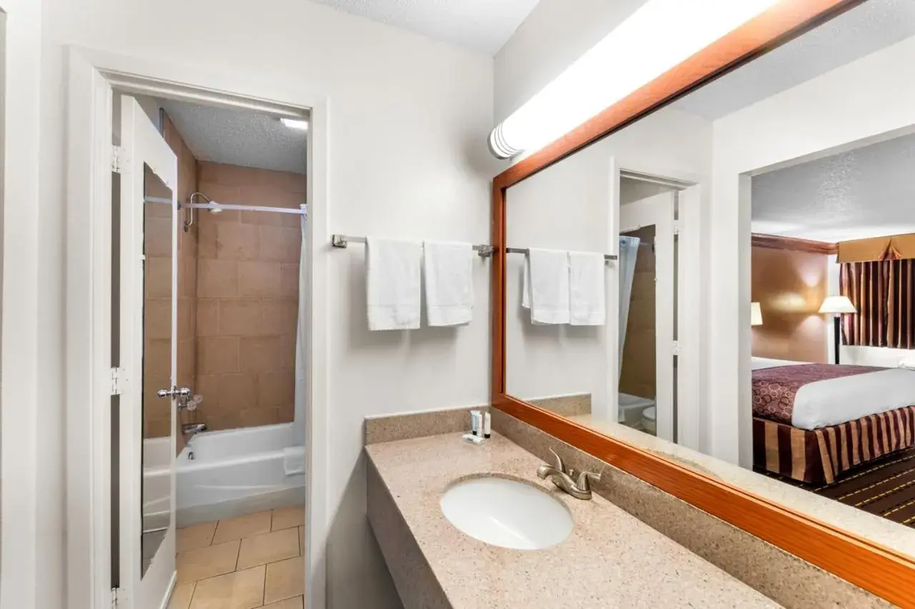 Queen Room - Non-Smoking in Scottish Inns - Decatur Queen Room - Non-Smoking in Scottish Inns - Decatur