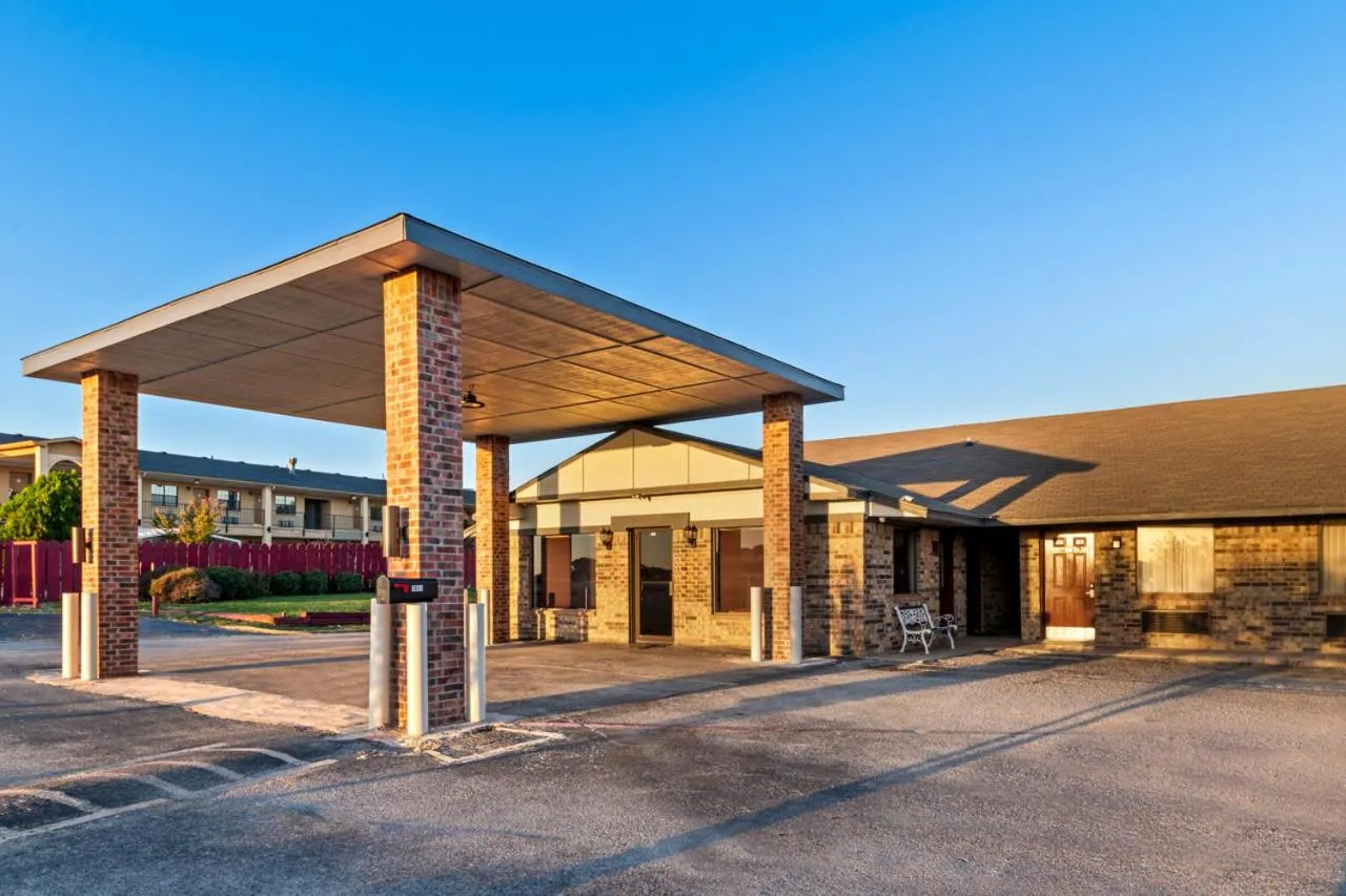 Property building in Scottish Inns - Decatur