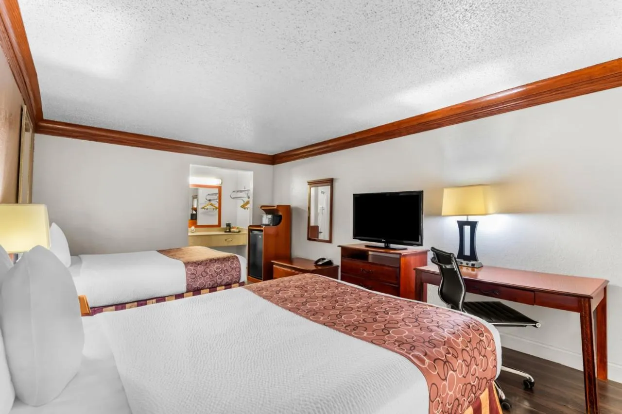 Bedroom, Bed in Scottish Inns - Decatur