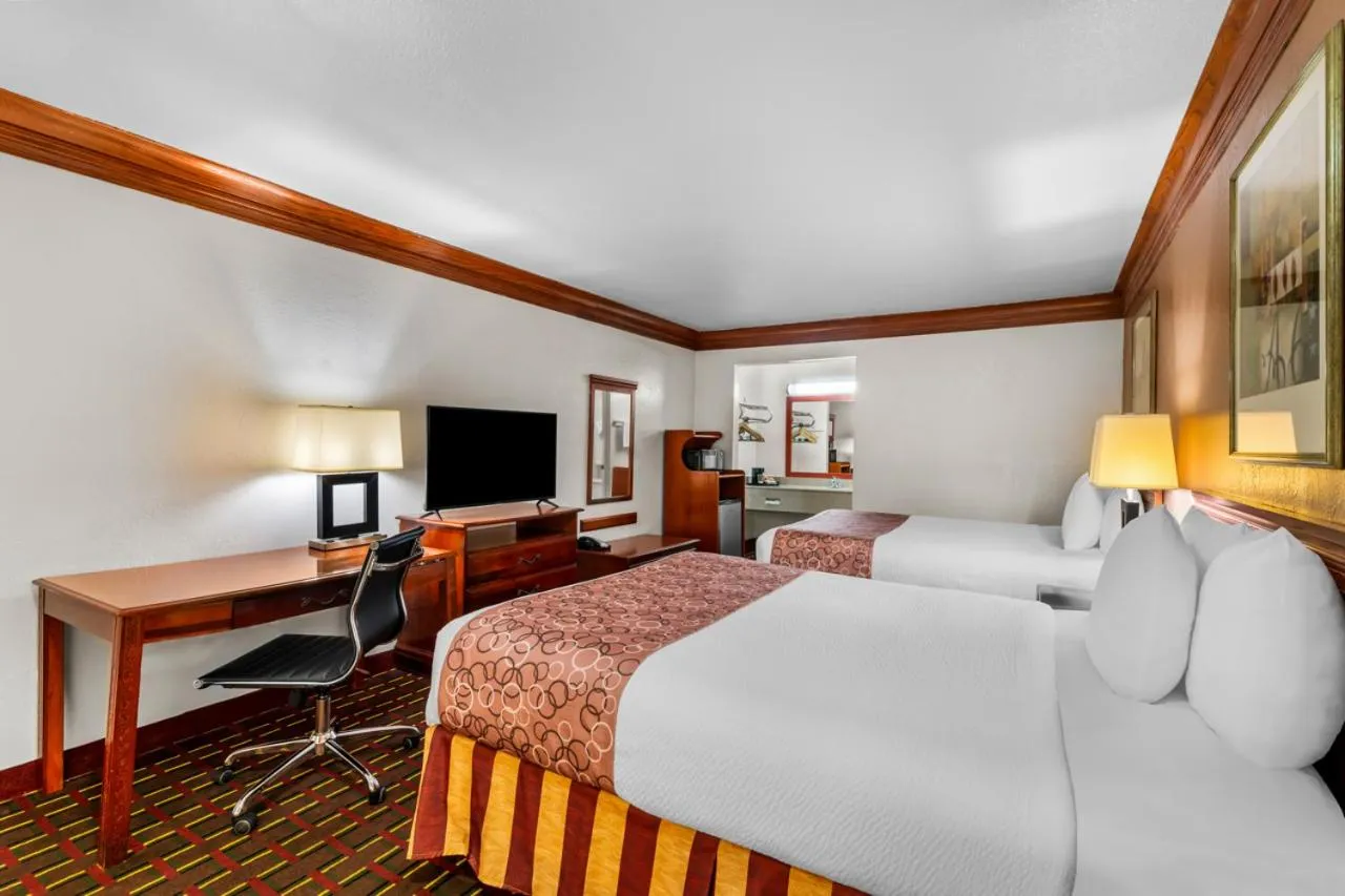 Photo of the whole room, Bed in Scottish Inns - Decatur