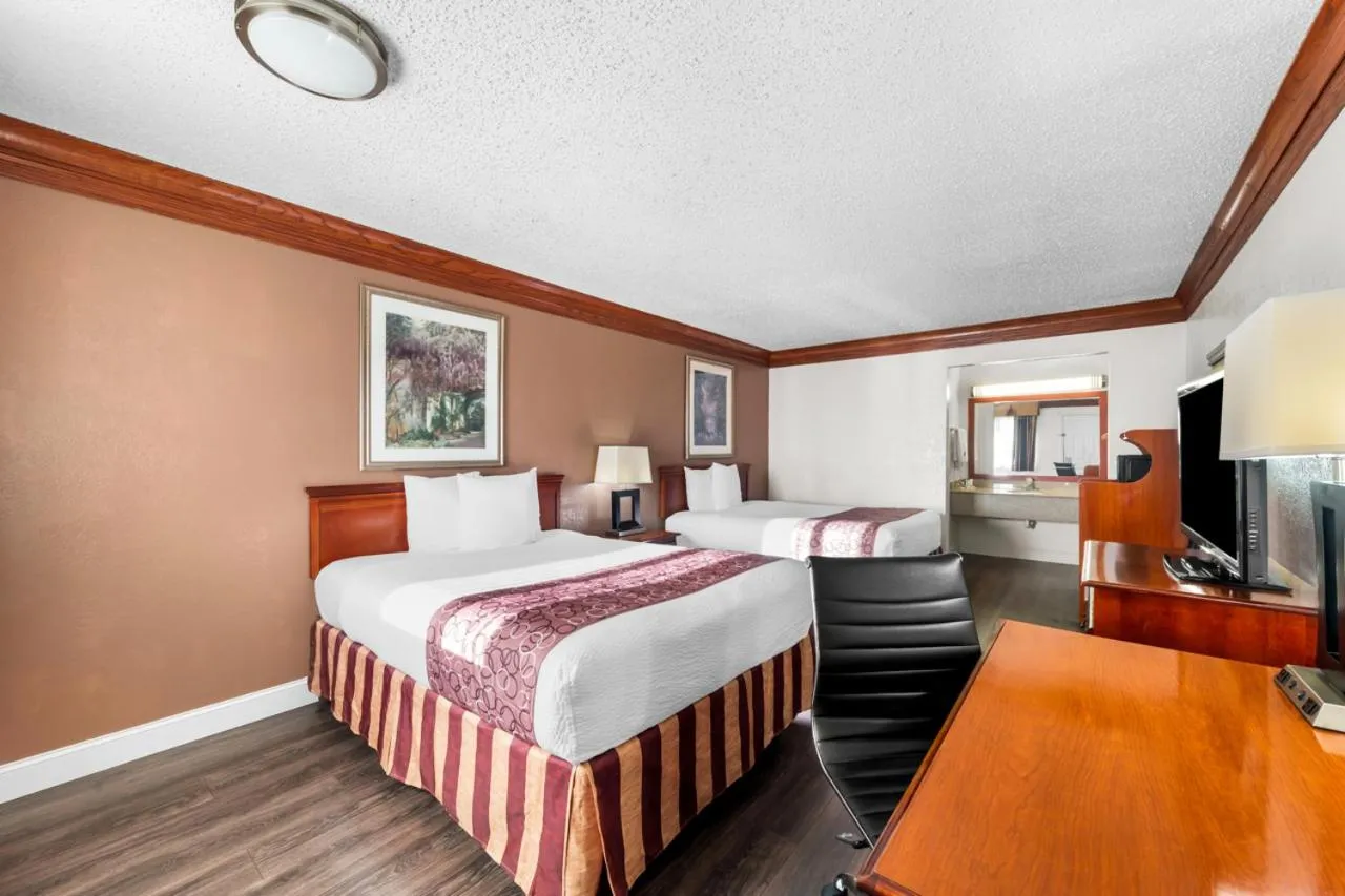 Photo of the whole room, Bed in Scottish Inns - Decatur