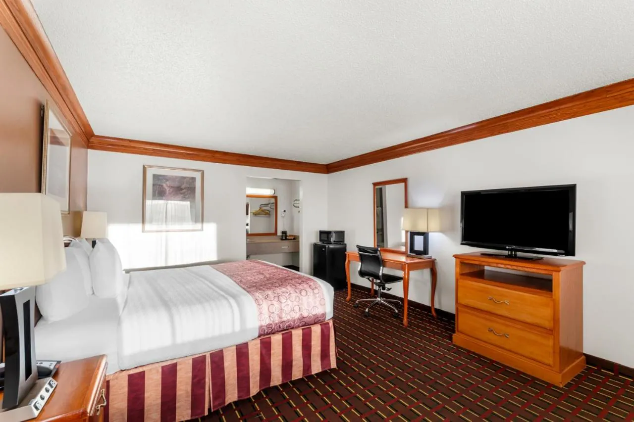 Photo of the whole room, Bed in Scottish Inns - Decatur