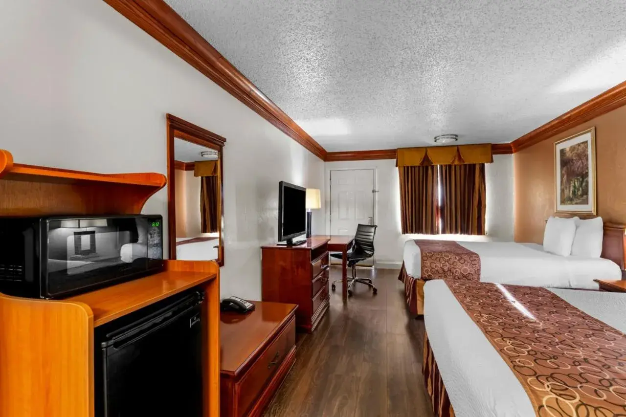 Queen Room with Two Queen Beds - Non-Smoking in Scottish Inns - Decatur Queen Room with Two Queen Beds - Non-Smoking in Scottish Inns - Decatur