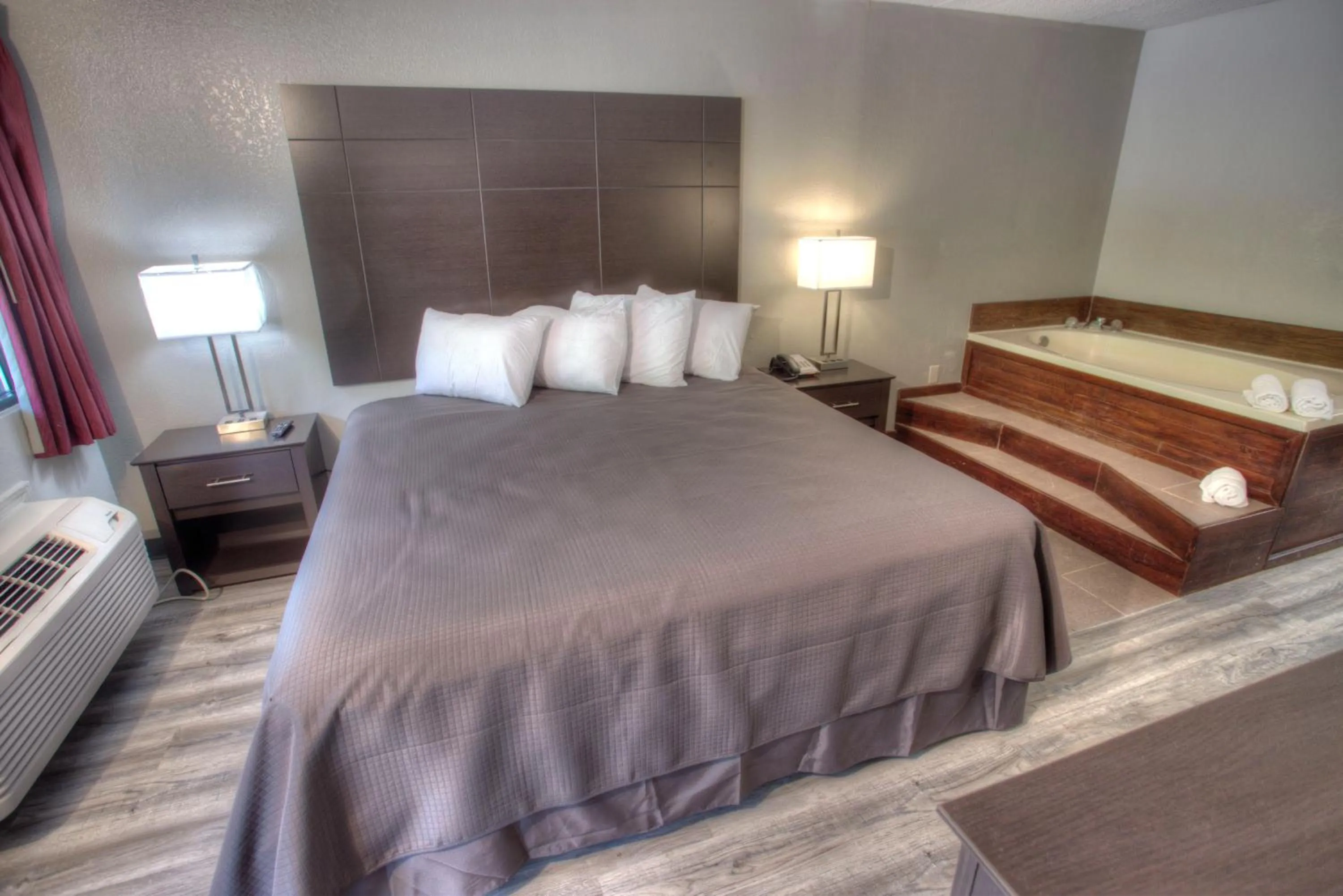 Photo of the whole room, Bed in Budgetel Inn and Suites Plus Helen