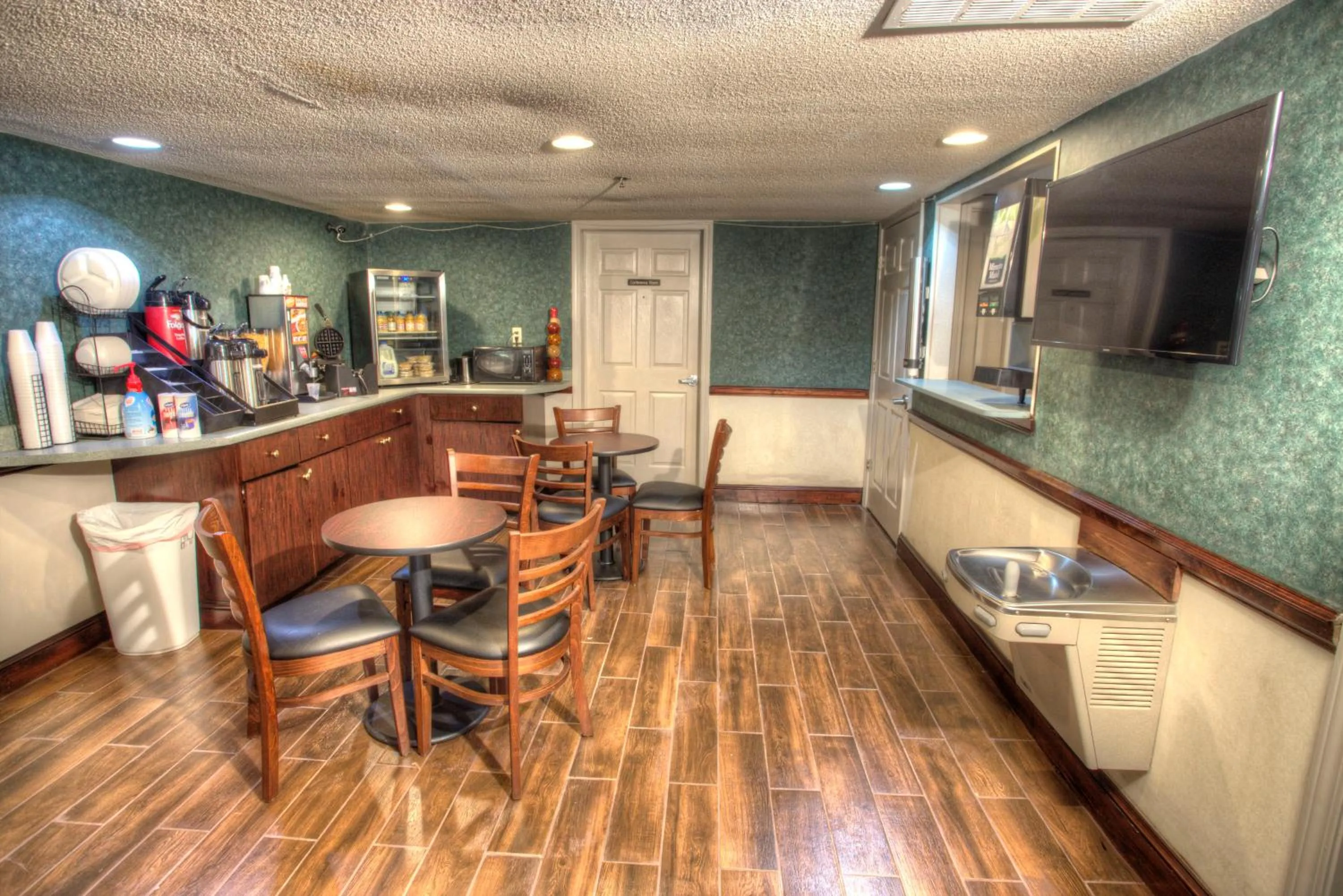 Breakfast in Budgetel Inn and Suites Plus Helen