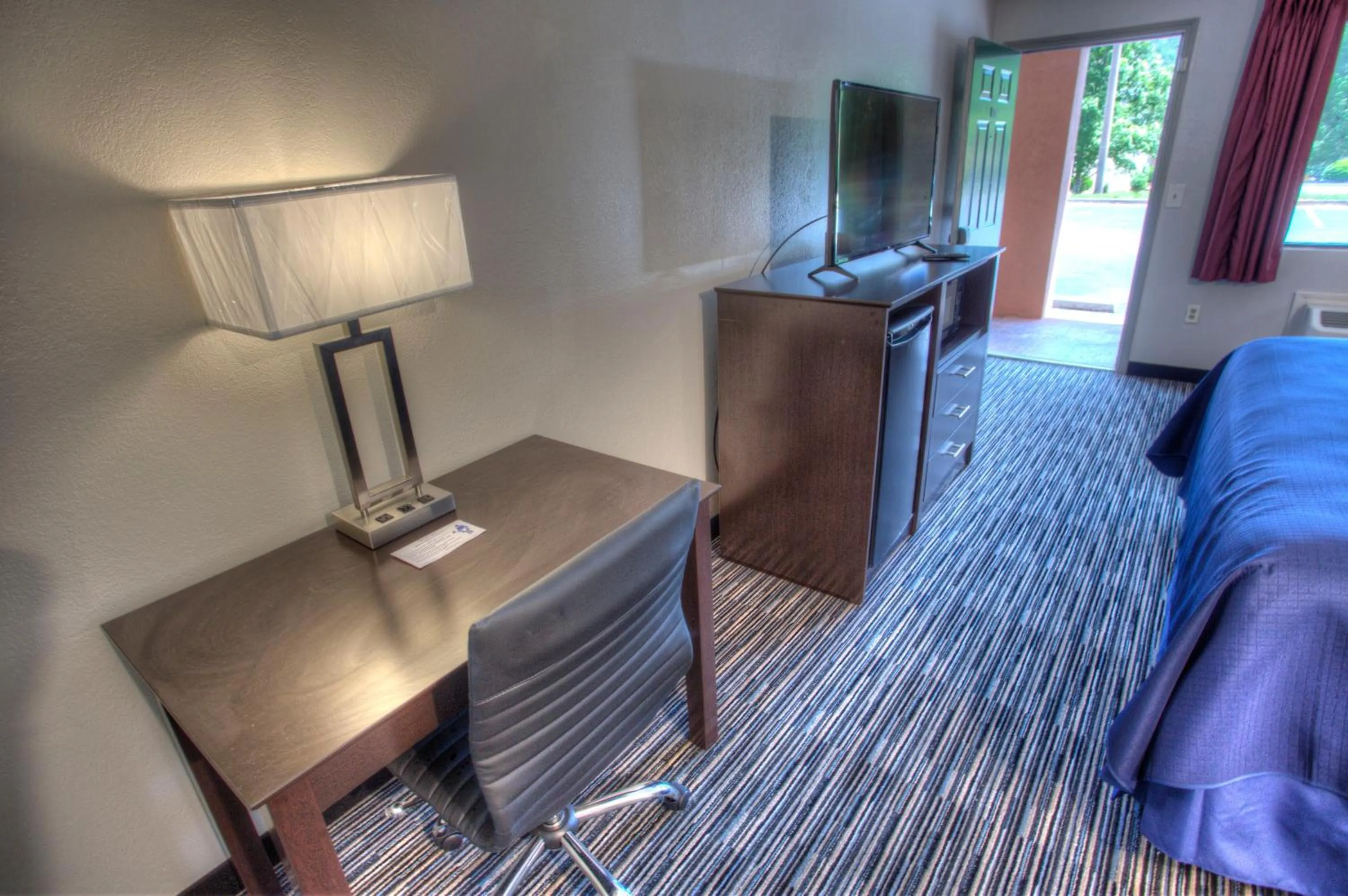 TV and multimedia in Budgetel Inn and Suites Plus Helen