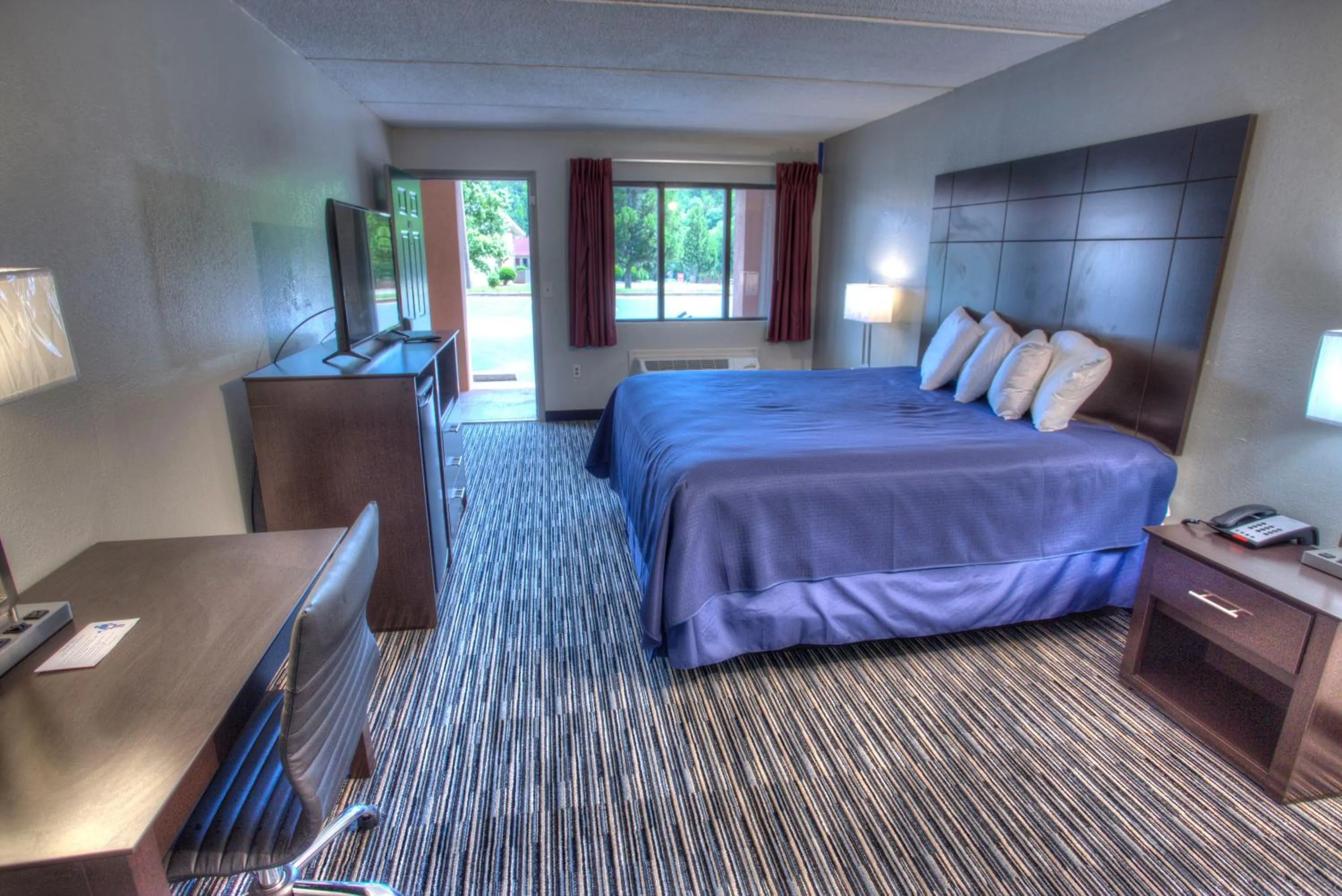 Photo of the whole room, Bed in Budgetel Inn and Suites Plus Helen