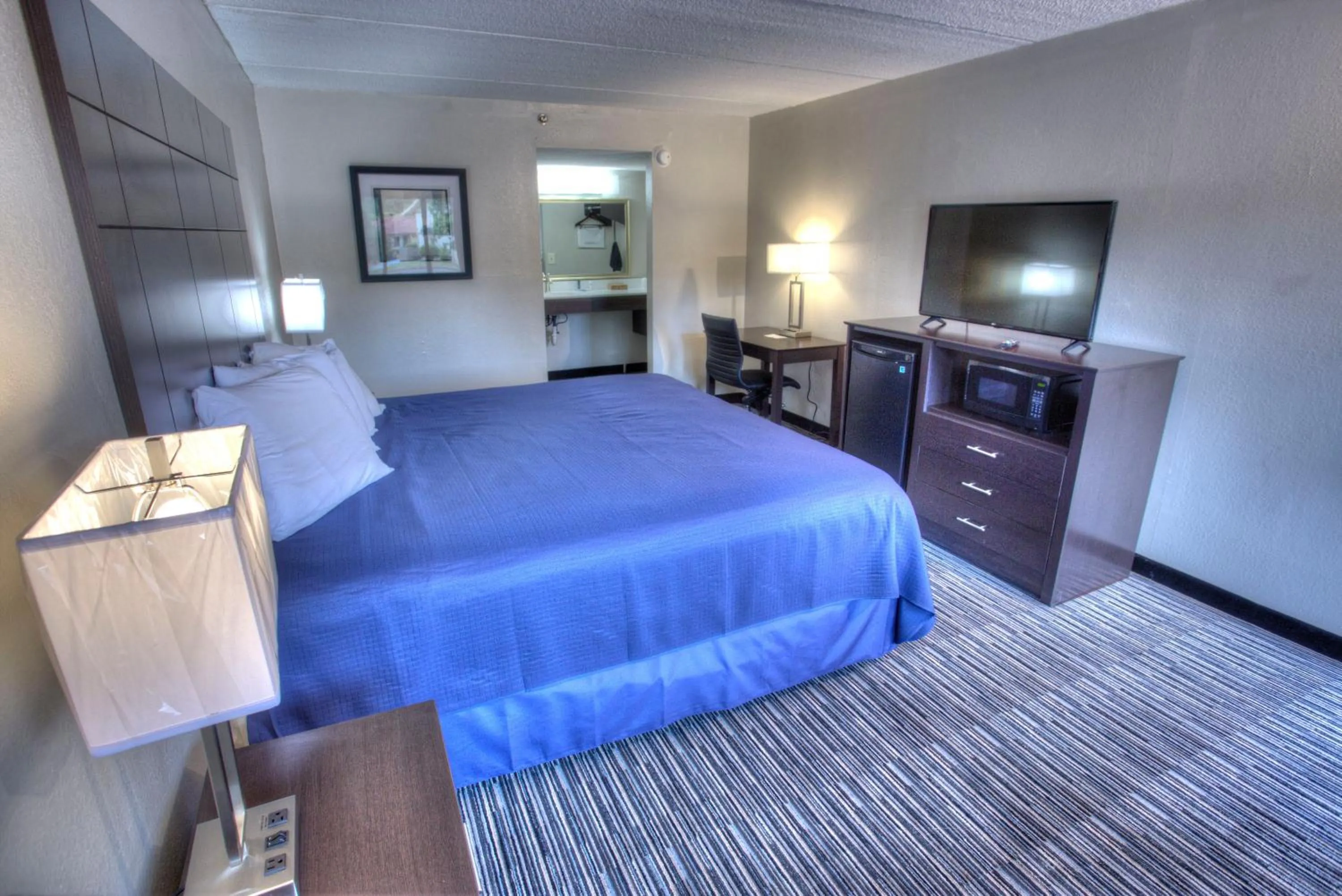 Bed in Budgetel Inn and Suites Plus Helen