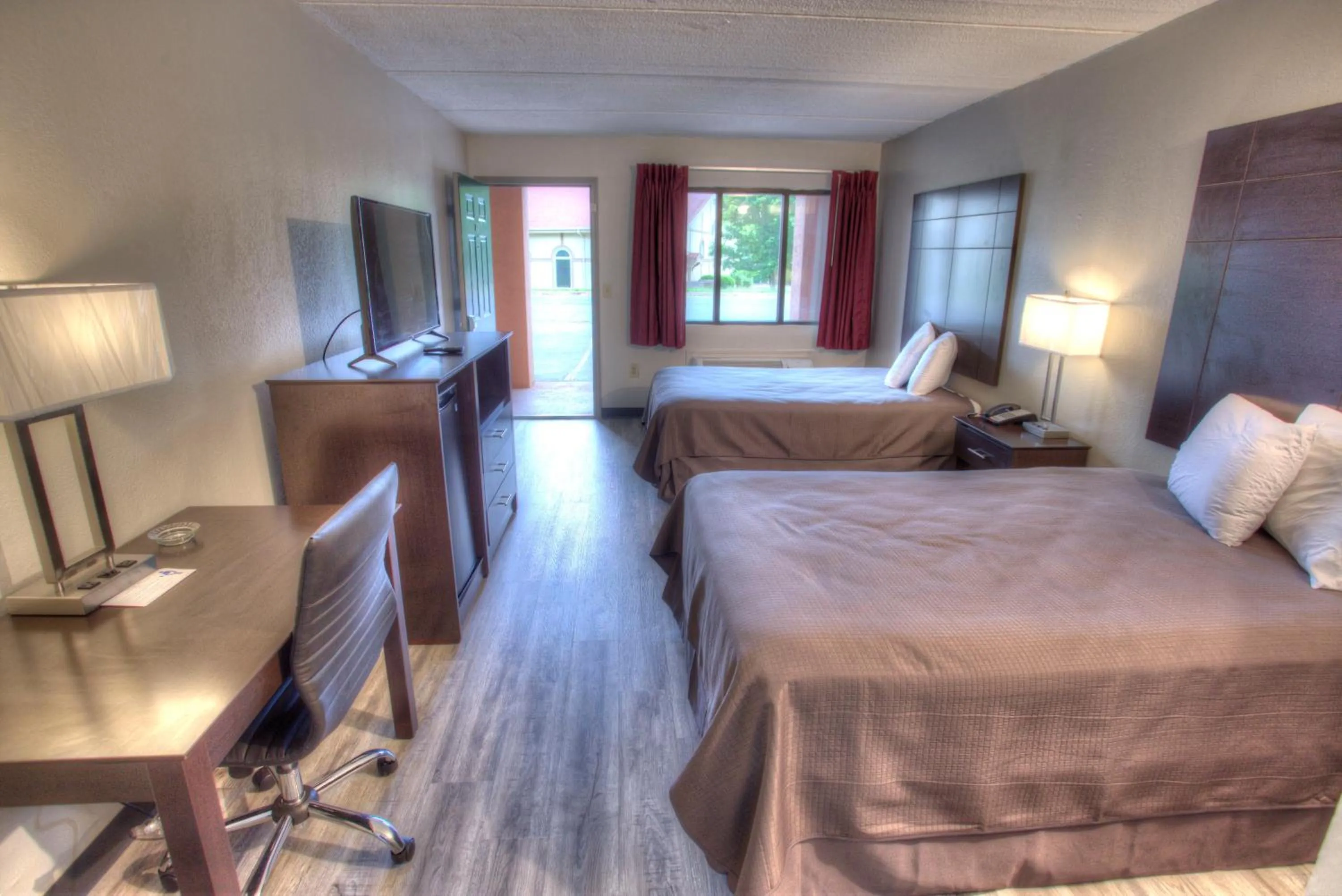 Photo of the whole room, Bed in Budgetel Inn and Suites Plus Helen