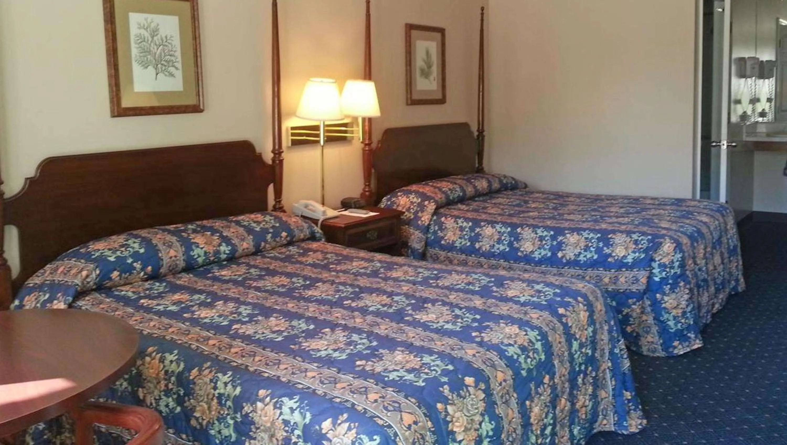 Photo of the whole room, Bed in Stratford Motor Inn East Ellijay