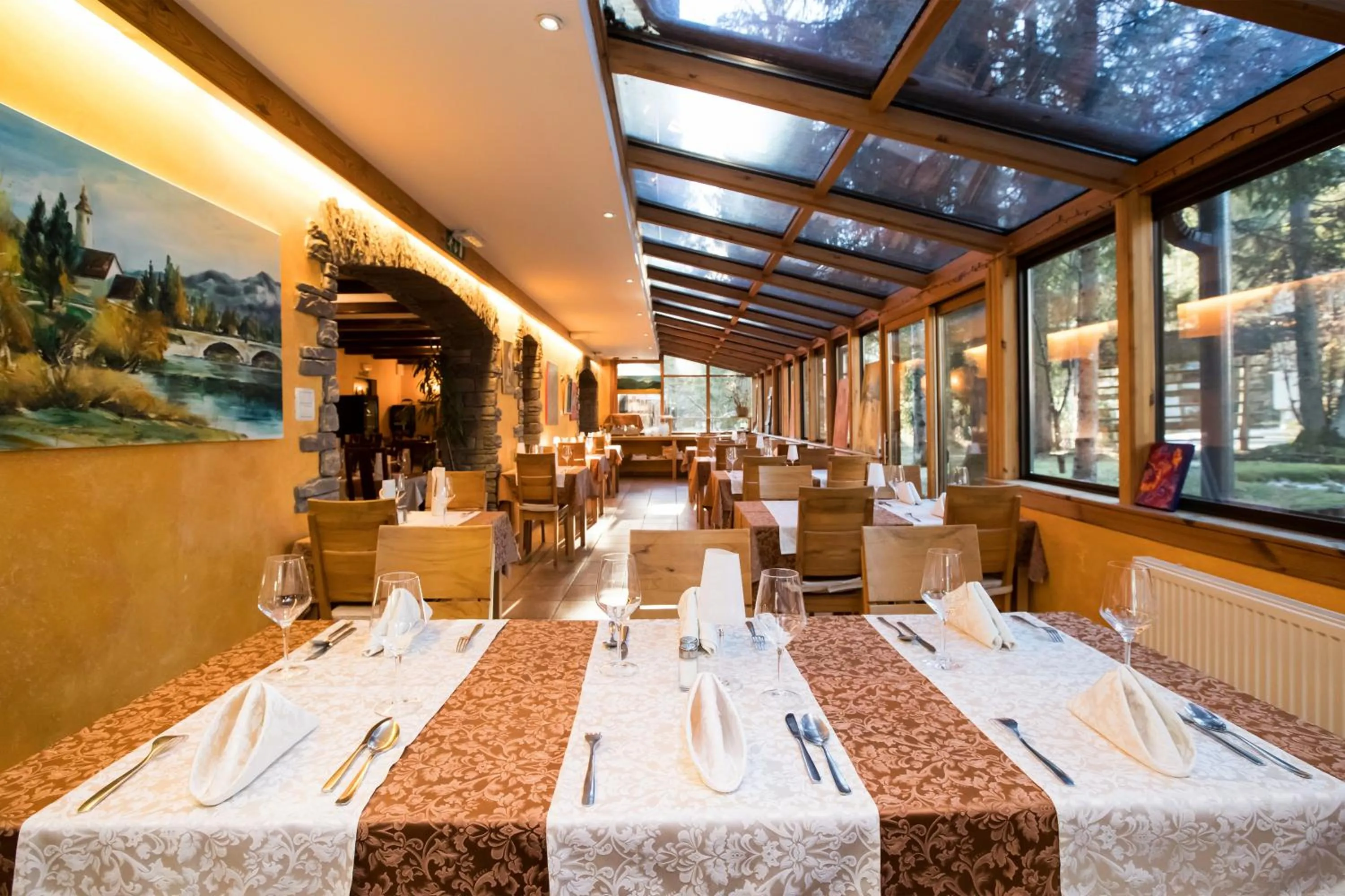 Restaurant/places to eat in Art Hotel Kristal