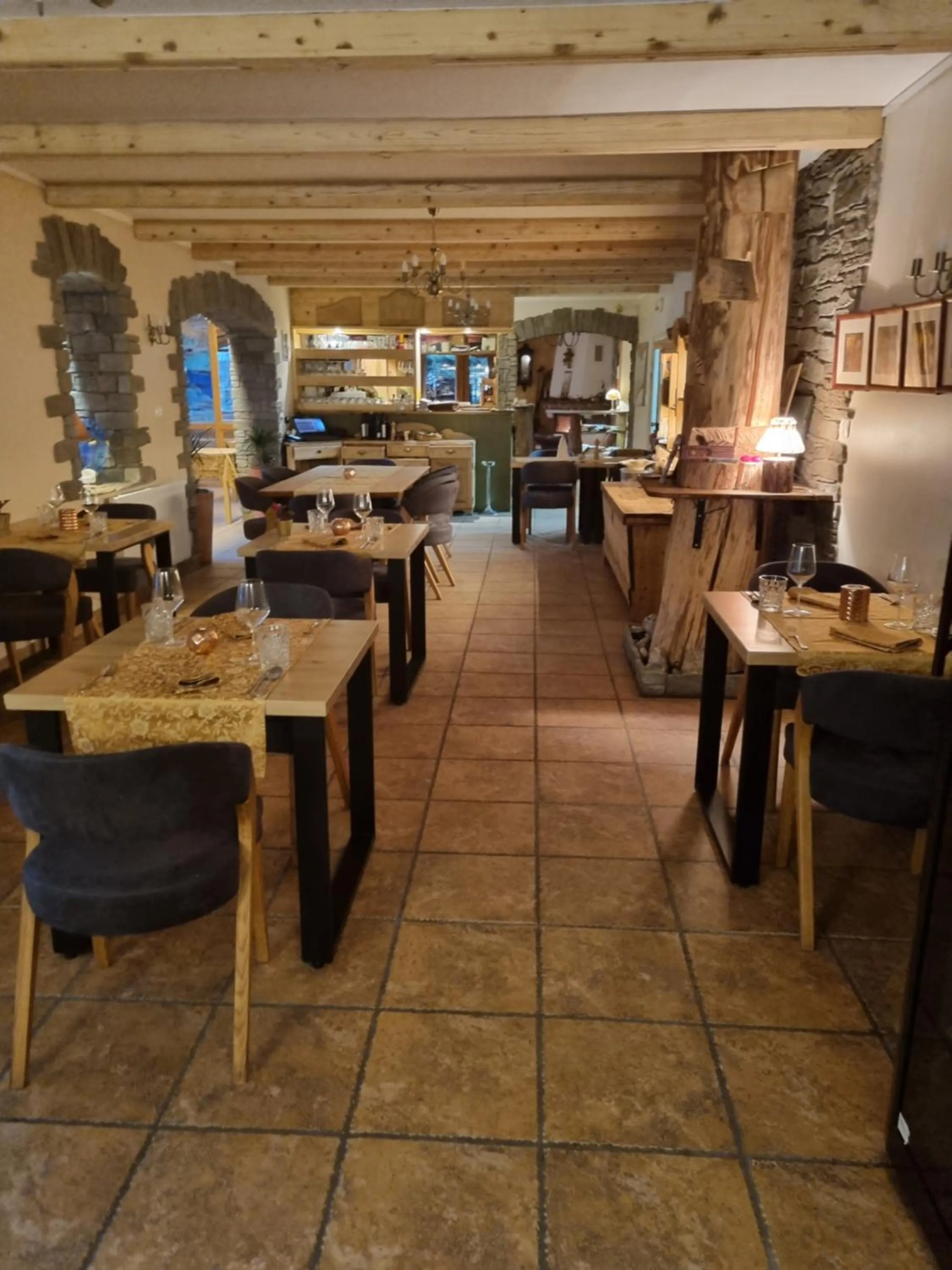 Restaurant/places to eat in Art Hotel Kristal