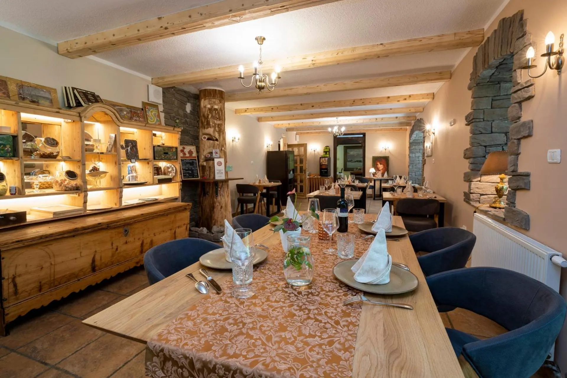 Restaurant/places to eat in Art Hotel Kristal