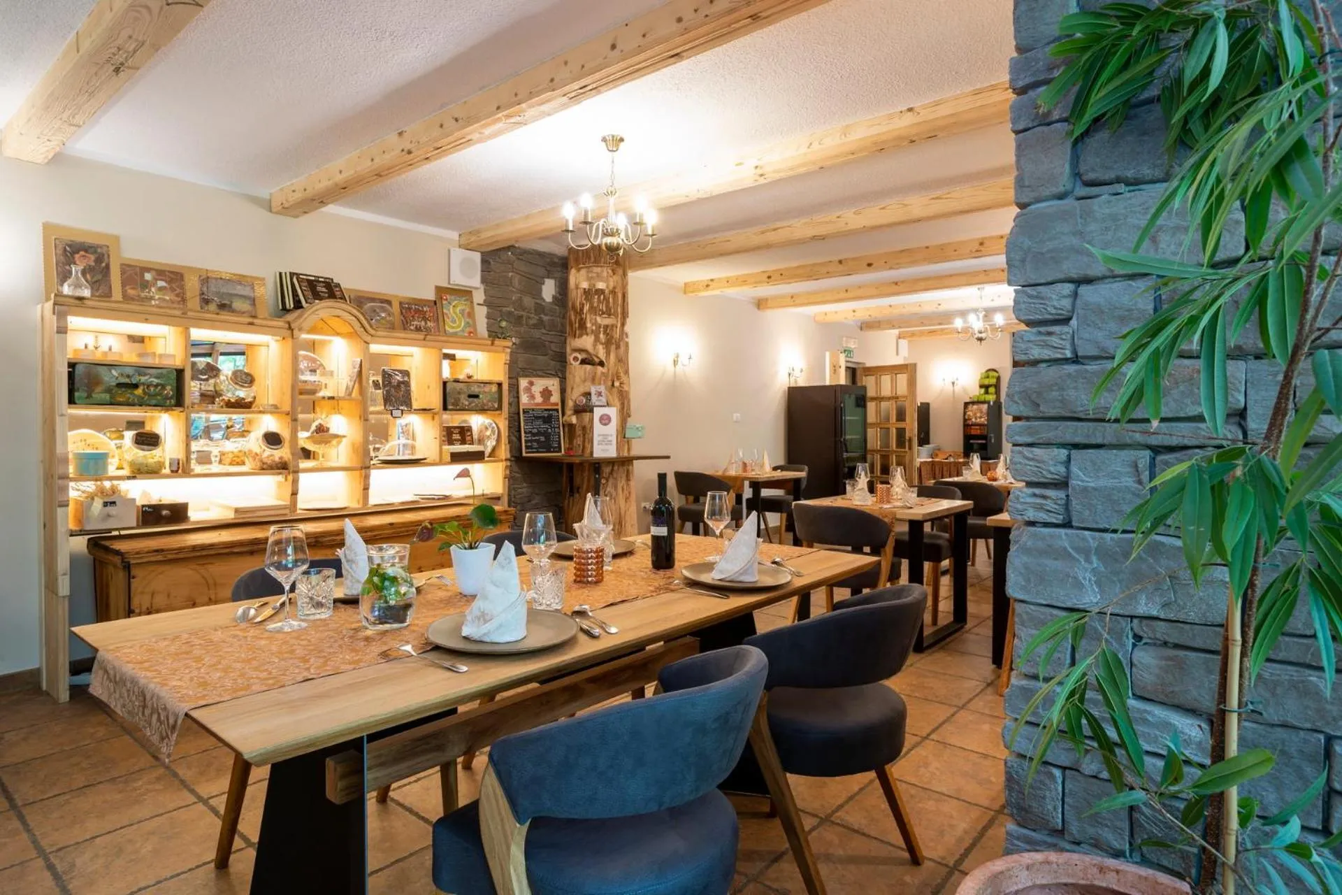 Restaurant/places to eat in Art Hotel Kristal