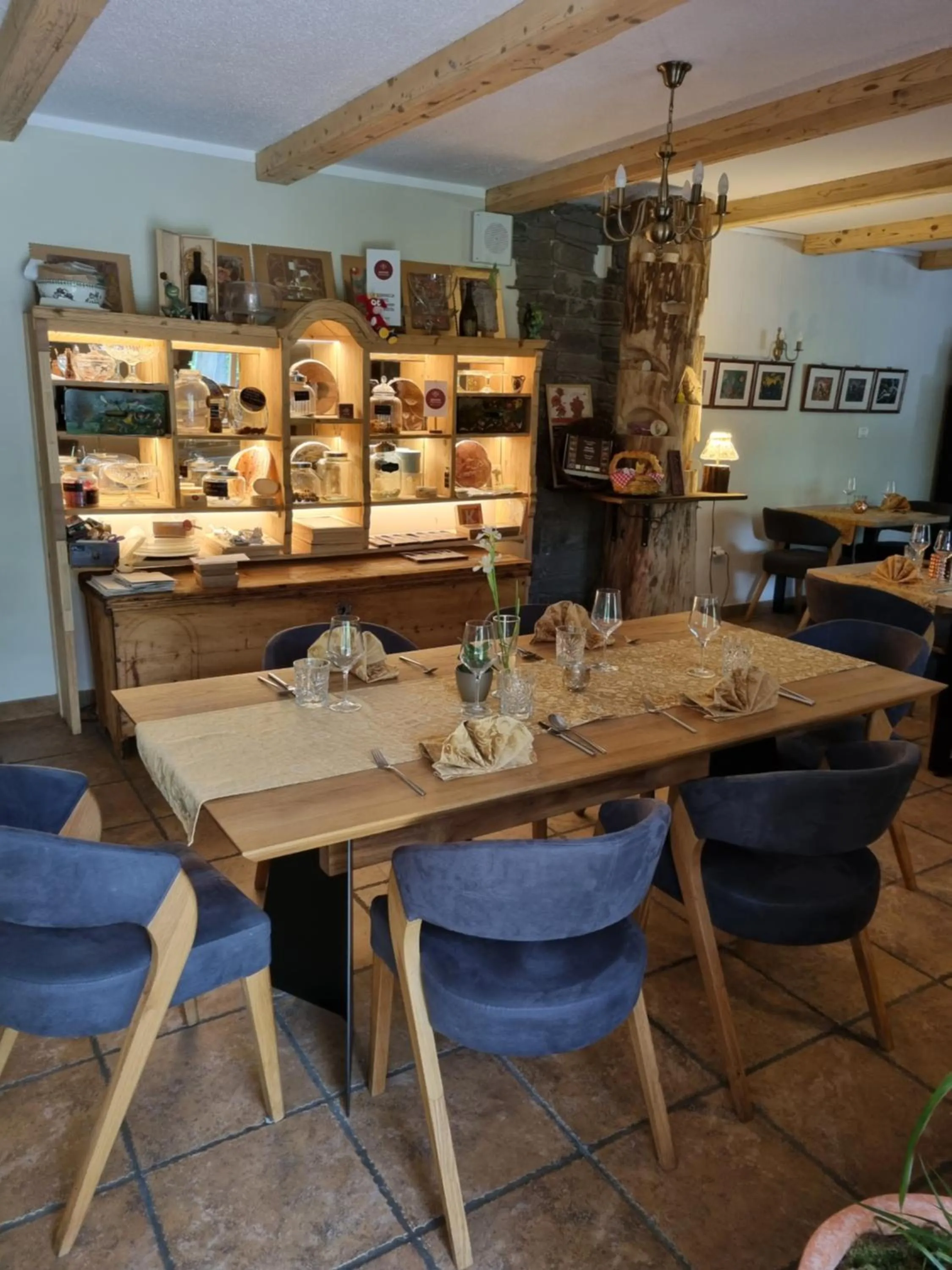 Restaurant/places to eat in Art Hotel Kristal