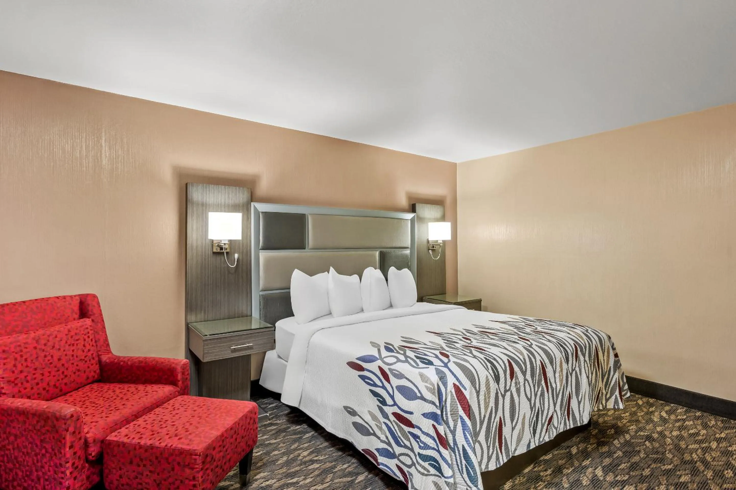 Photo of the whole room, Bed in Red Roof Inn Yuba City Bonanza - Marysville
