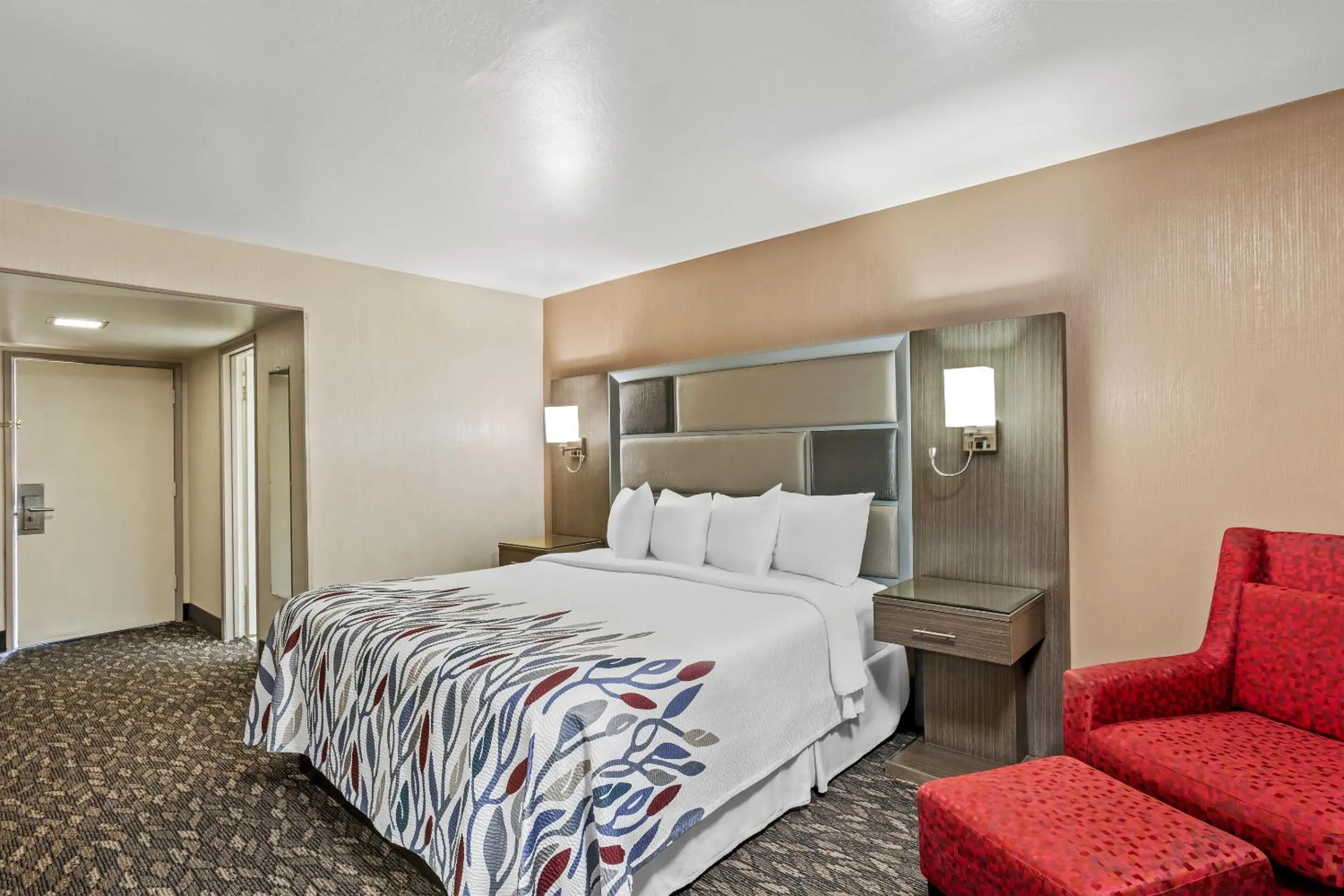 Photo of the whole room, Bed in Red Roof Inn Yuba City Bonanza - Marysville
