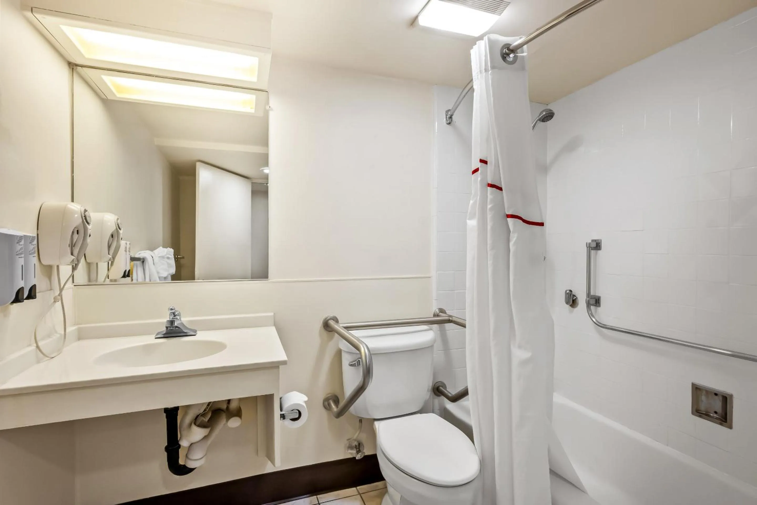 Bathroom in Red Roof Inn Yuba City Bonanza - Marysville