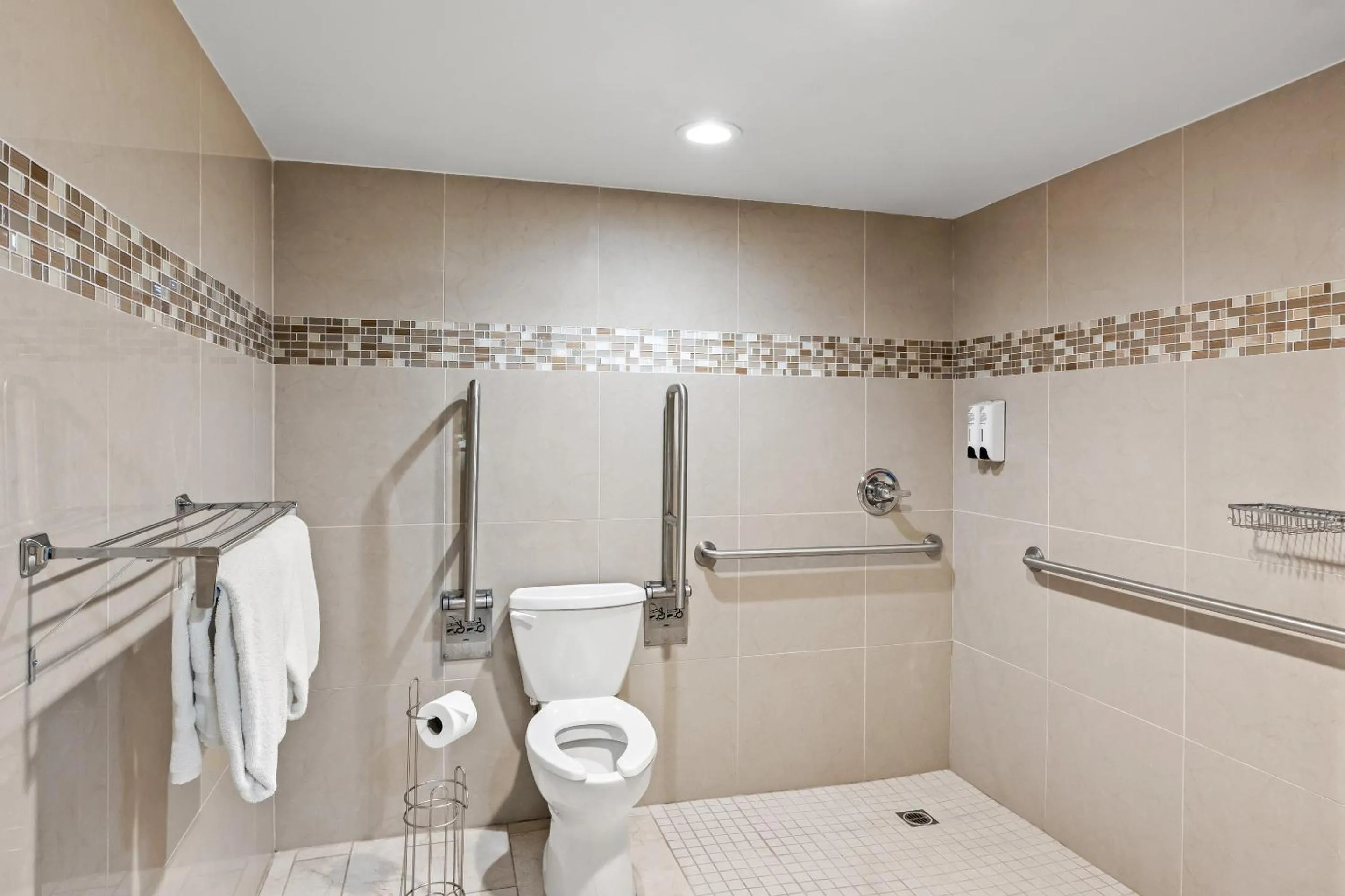 Bathroom in Red Roof Inn Yuba City Bonanza - Marysville