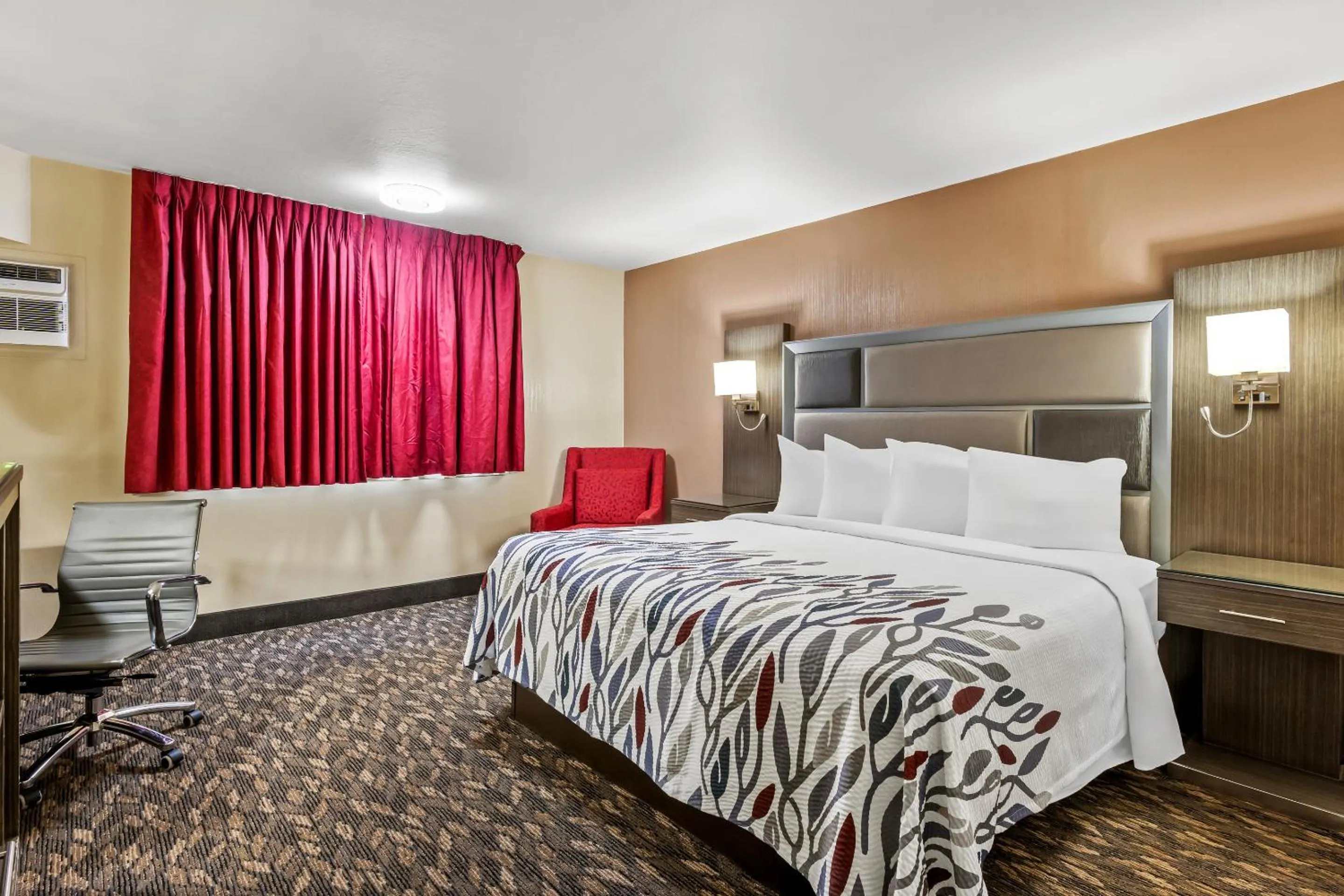 Photo of the whole room, Bed in Red Roof Inn Yuba City Bonanza - Marysville