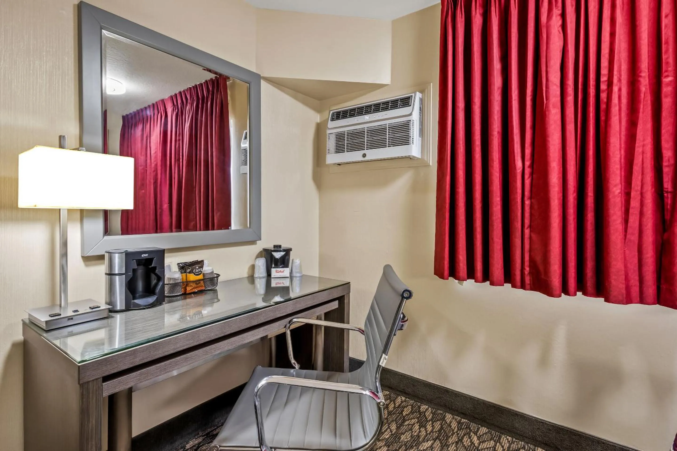 Photo of the whole room in Red Roof Inn Yuba City Bonanza - Marysville