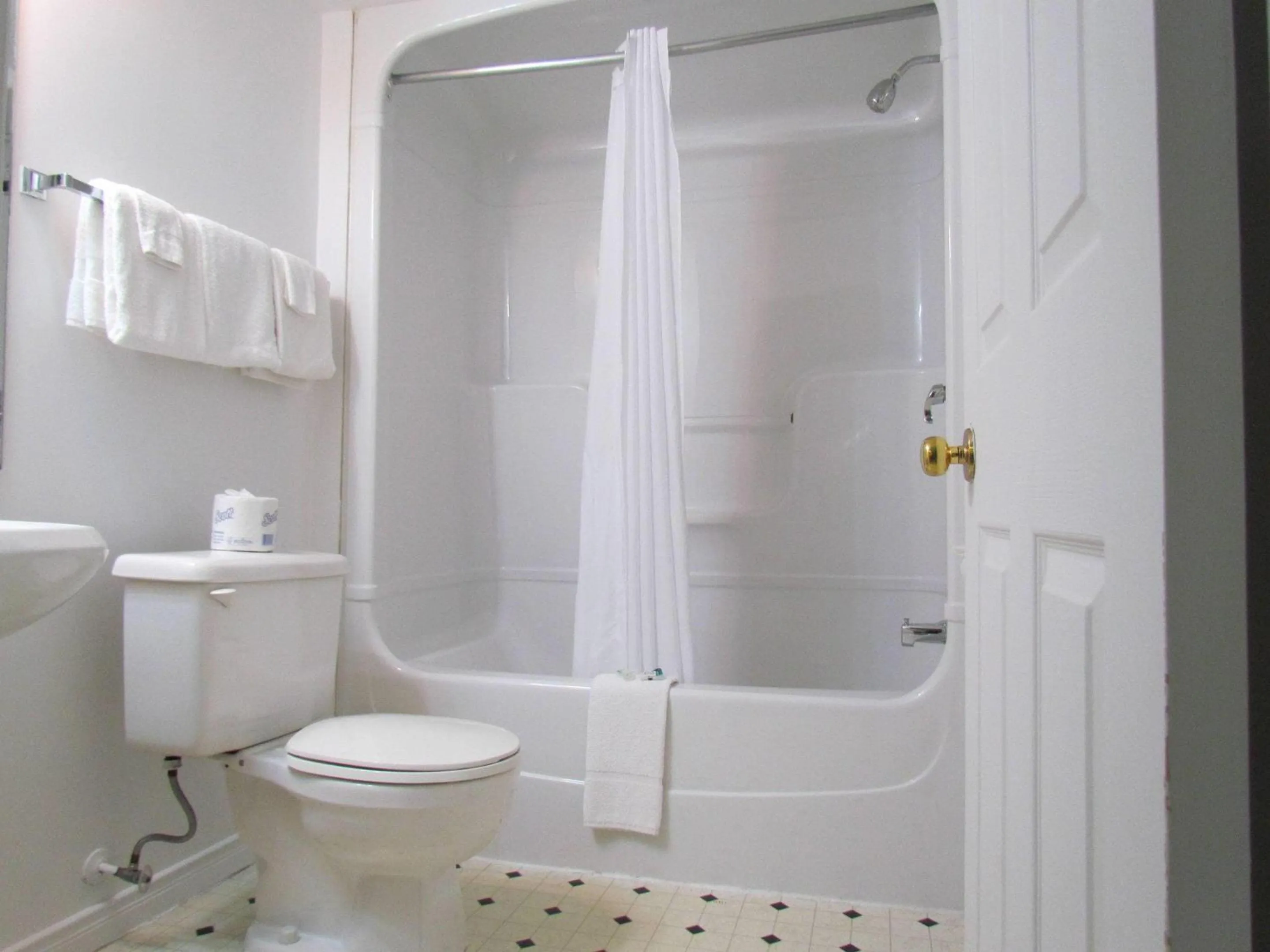 Bedroom in Rodeway Inn King William