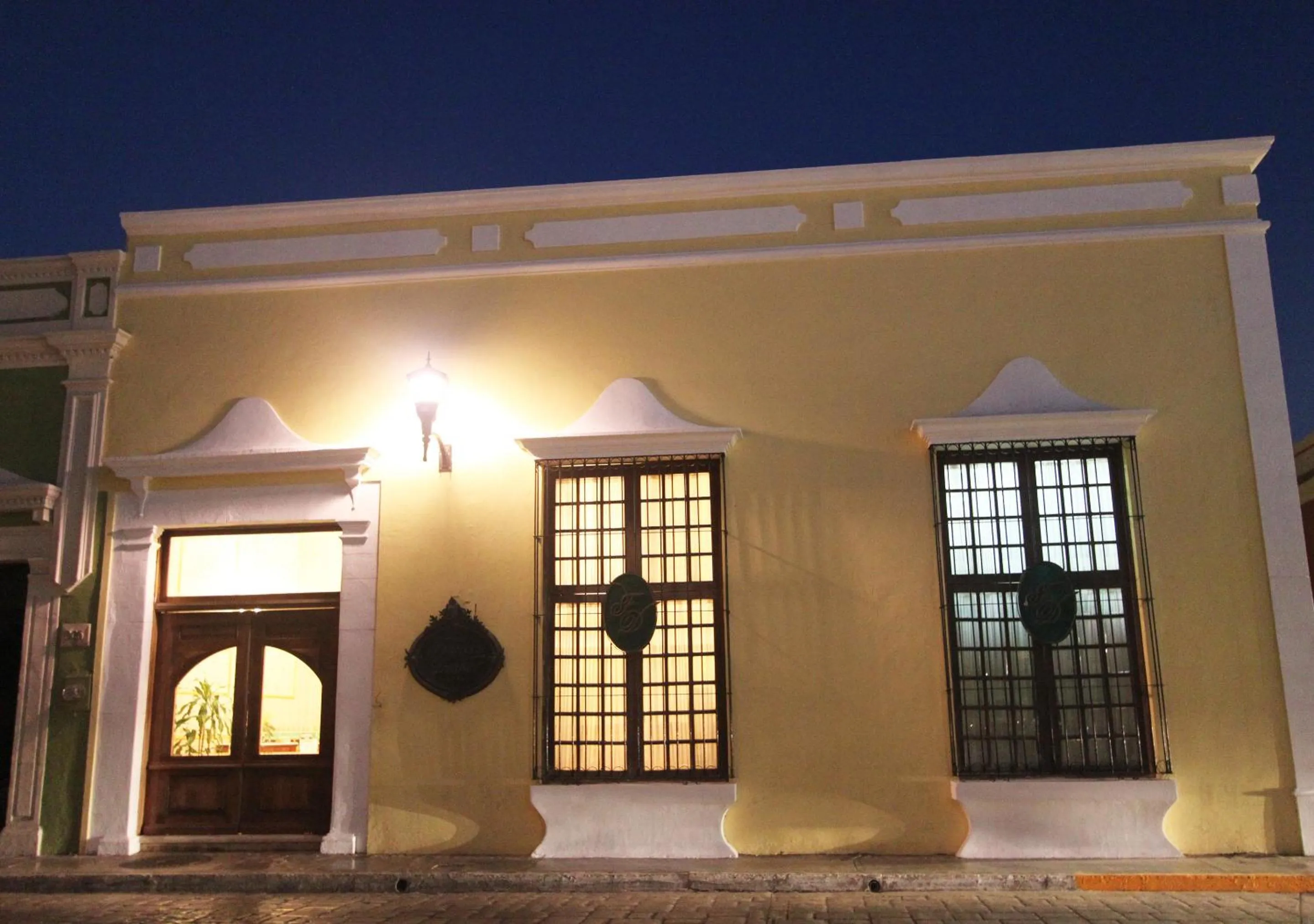 Facade/entrance in Hotel Francis Drake