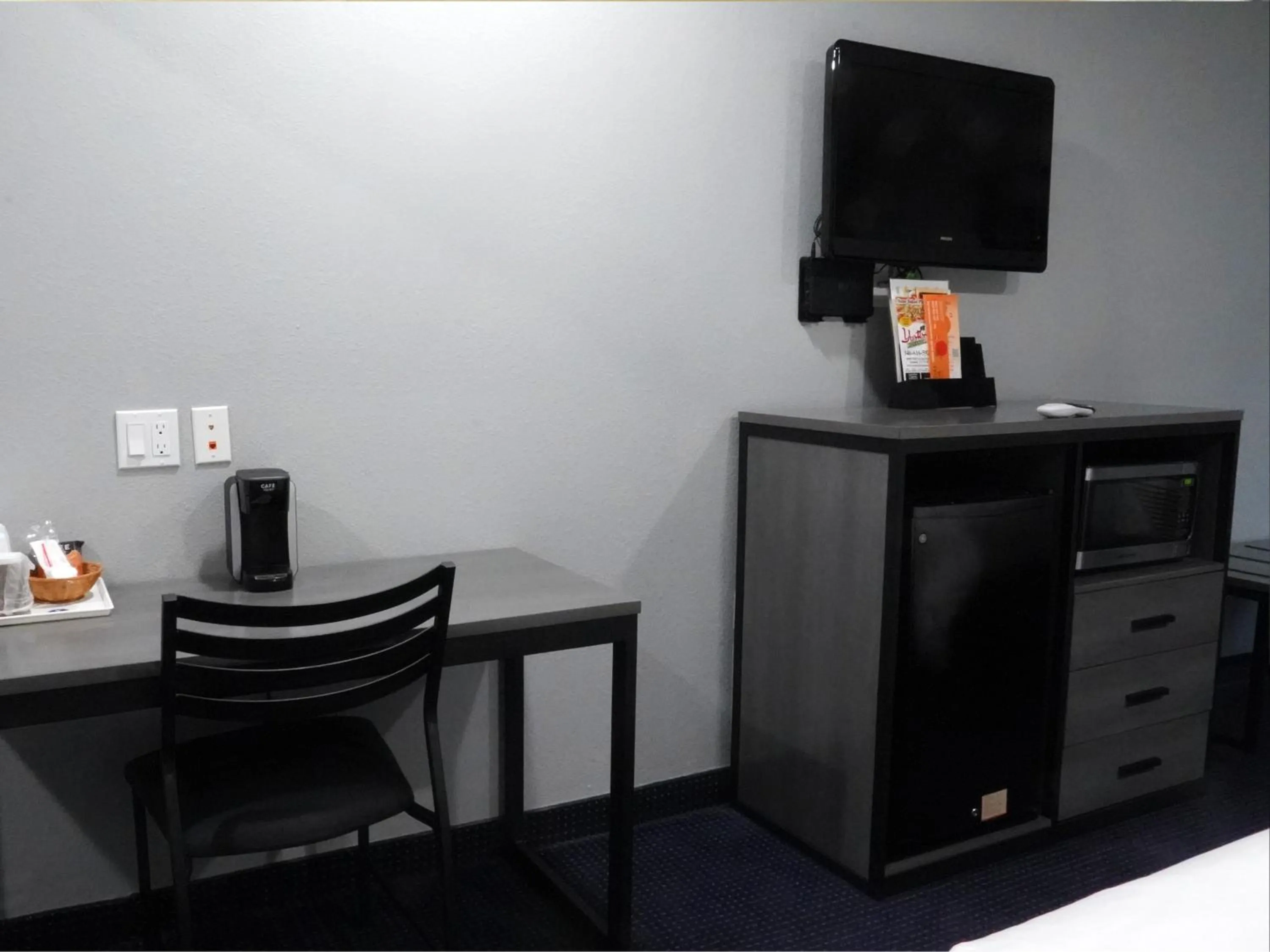 TV and multimedia in Americas Best Value Inn and Suites Bush International Airport