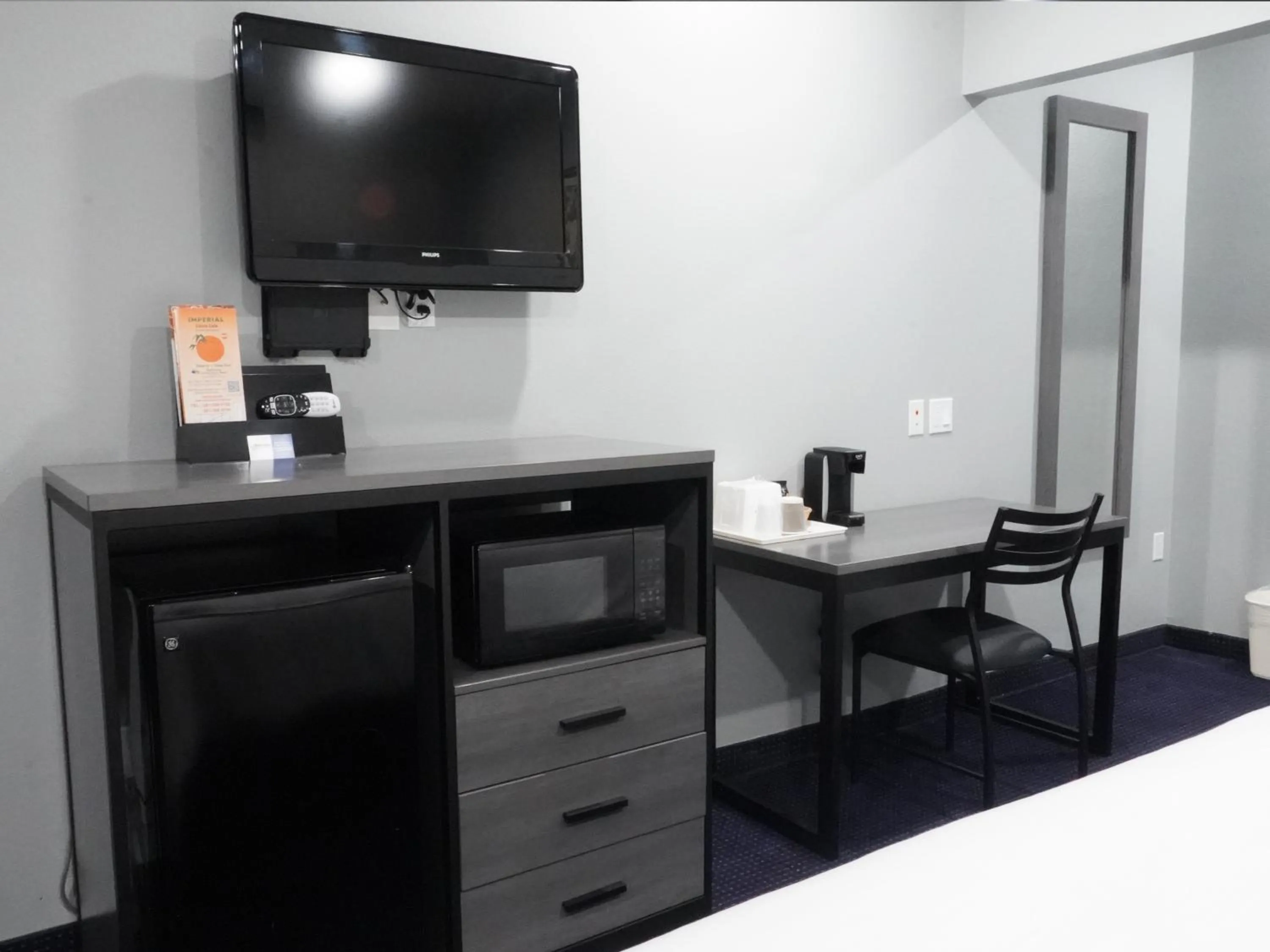 TV and multimedia in Americas Best Value Inn and Suites Bush International Airport