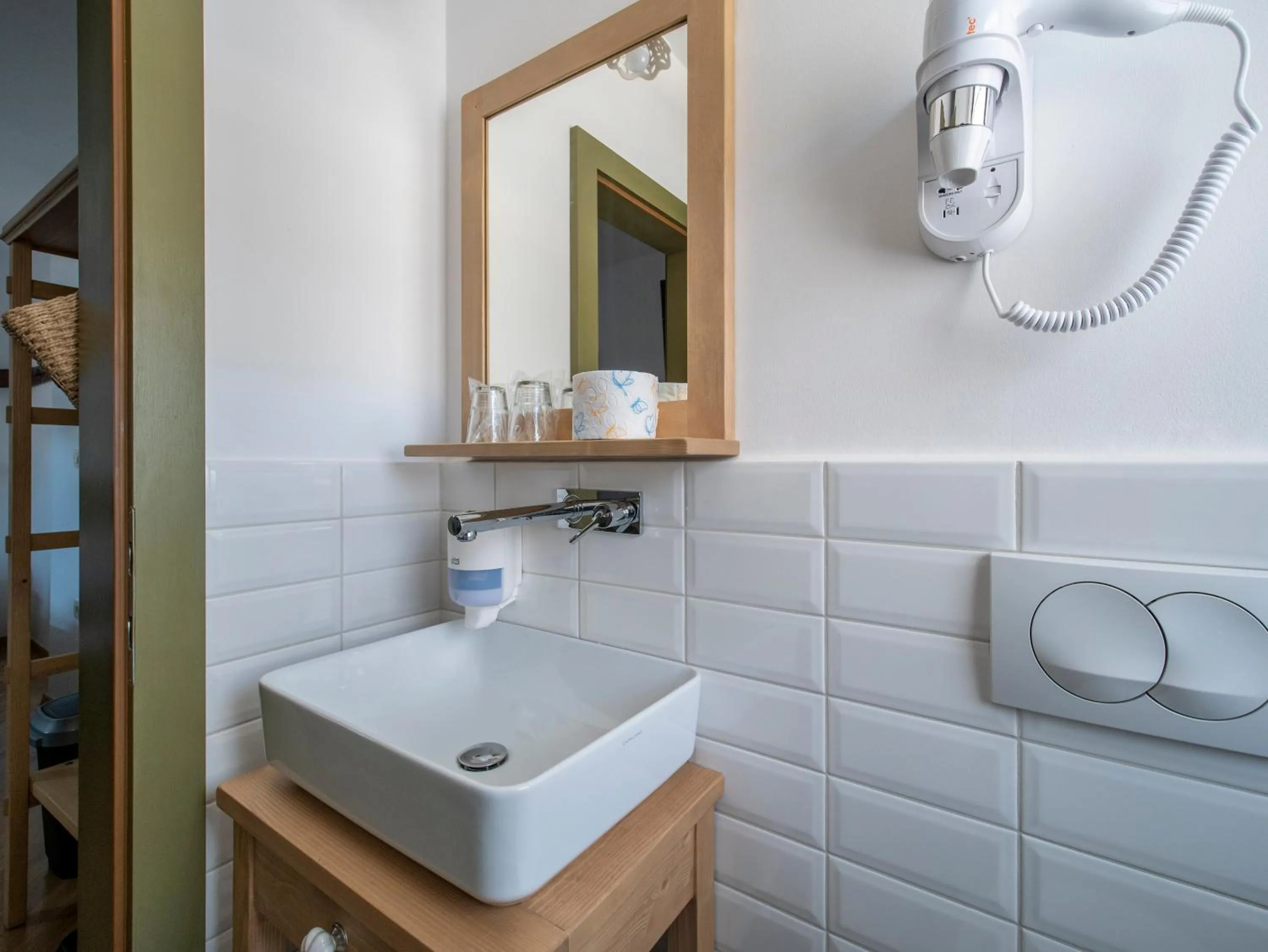 Toilet in Berghi Hotel and Apartments