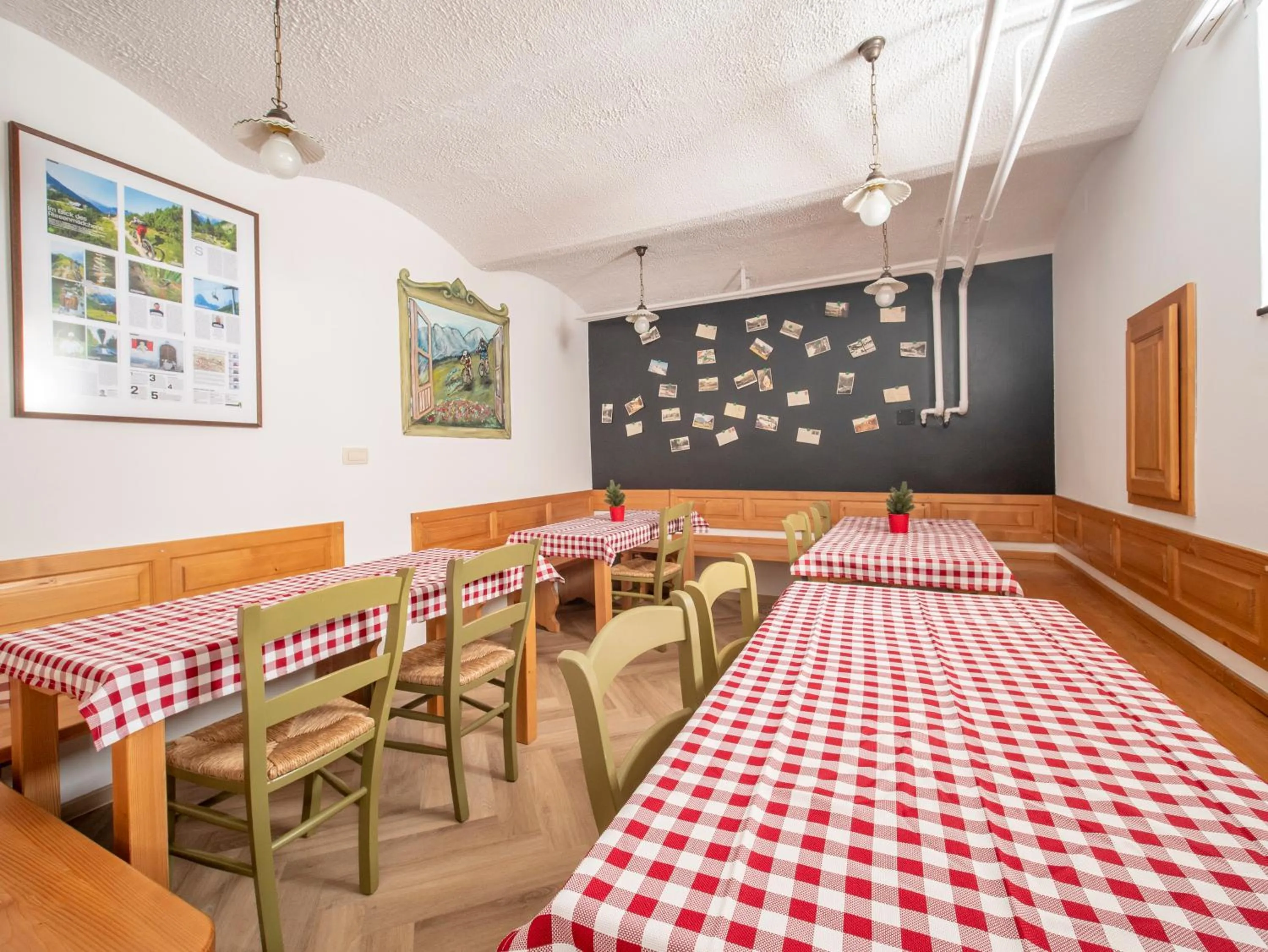 Restaurant/places to eat in Berghi Hotel and Apartments