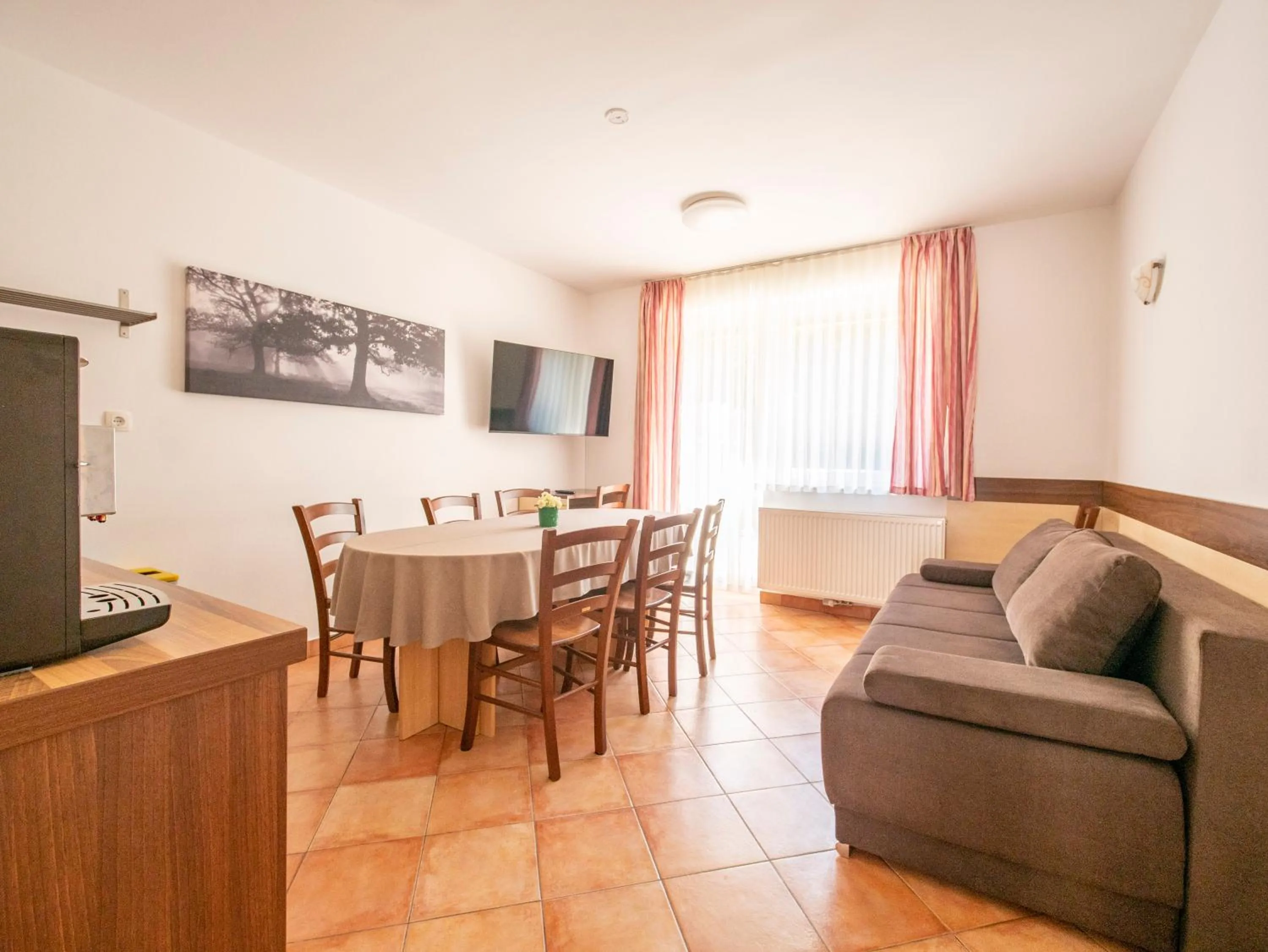 Dining area in Berghi Hotel and Apartments